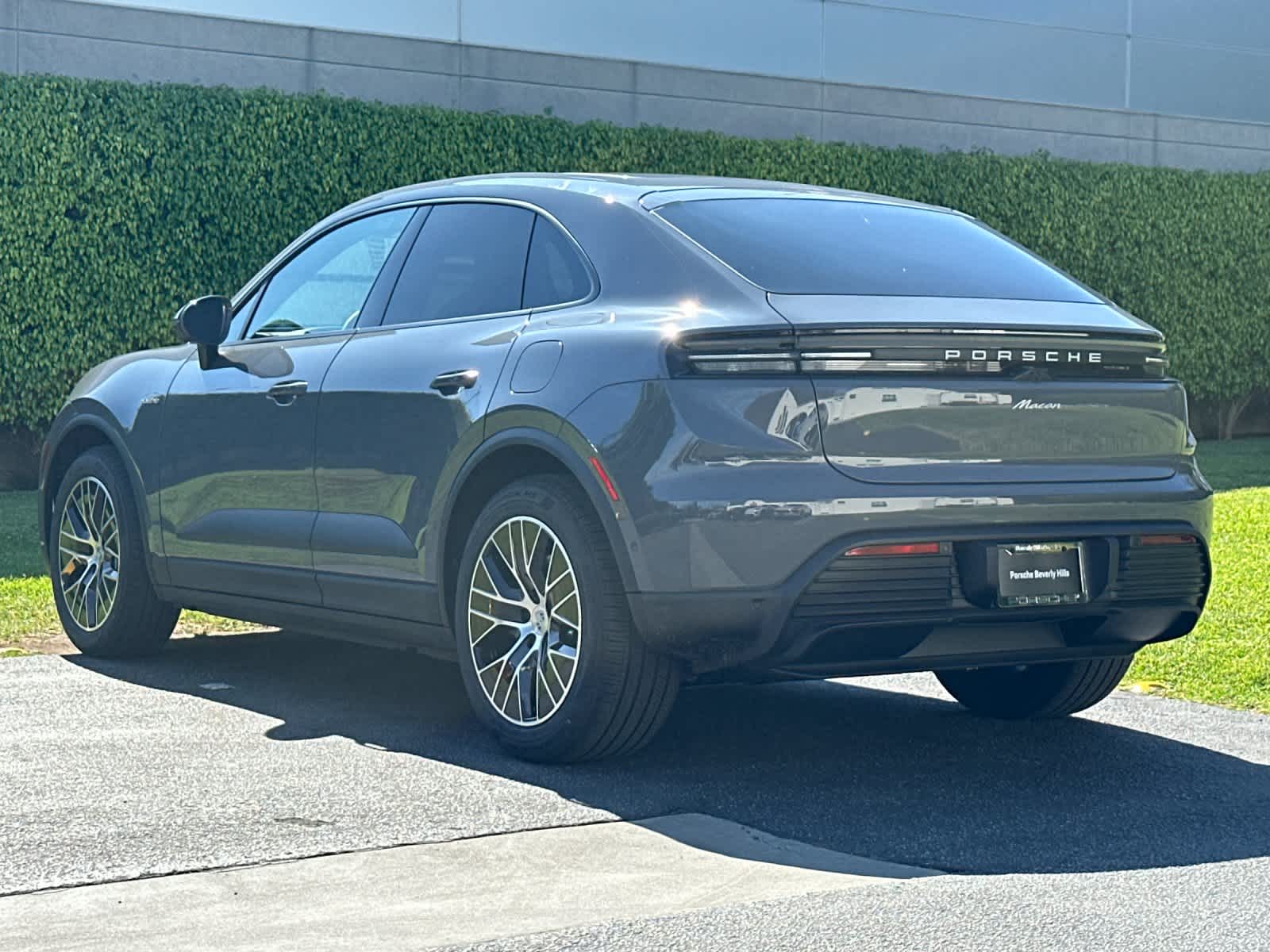 Thumbnail: 2026 Porsche Macan - 3