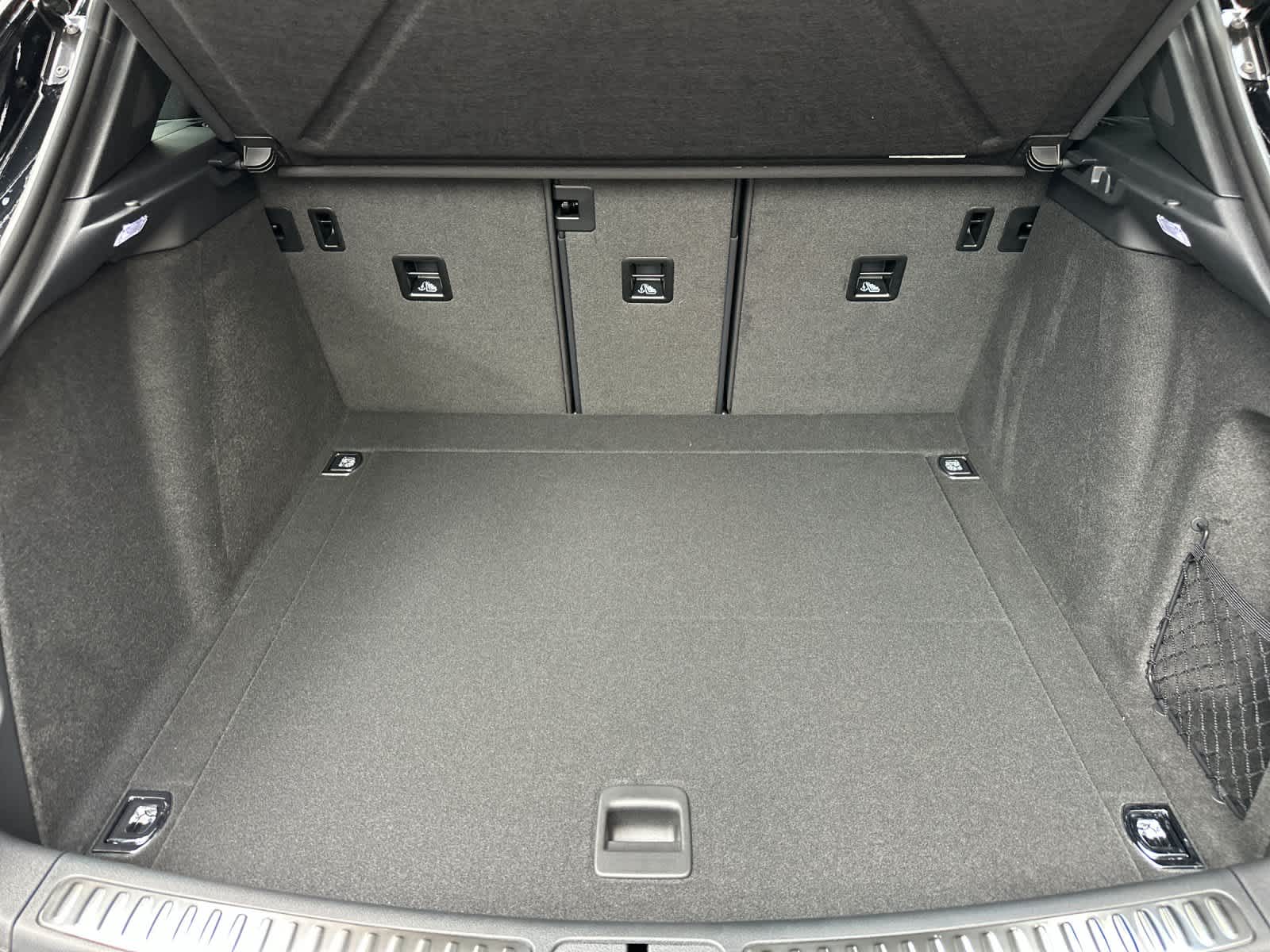 Thumbnail: 2026 Porsche Macan - 16