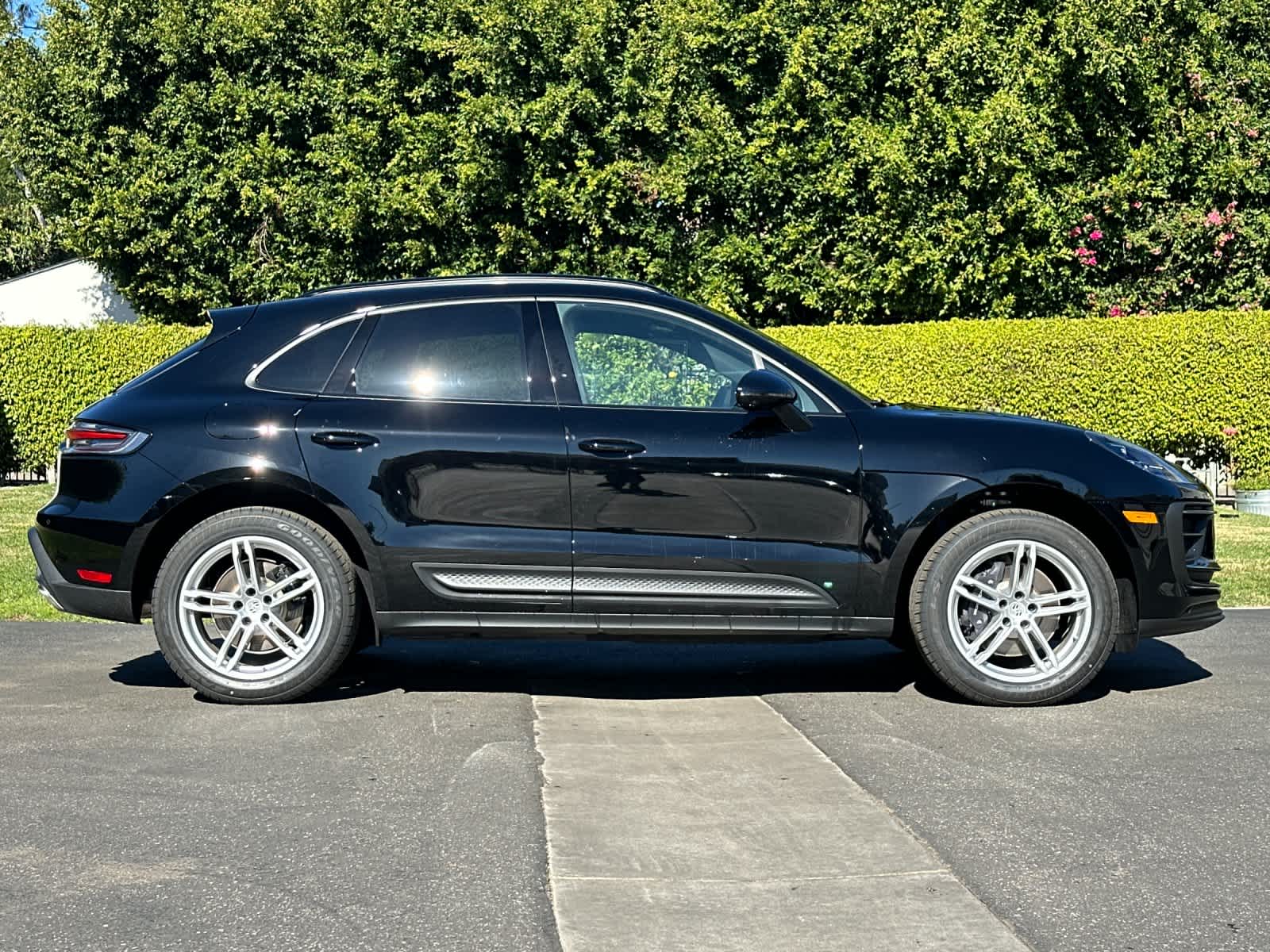Thumbnail: 2026 Porsche Macan - 9