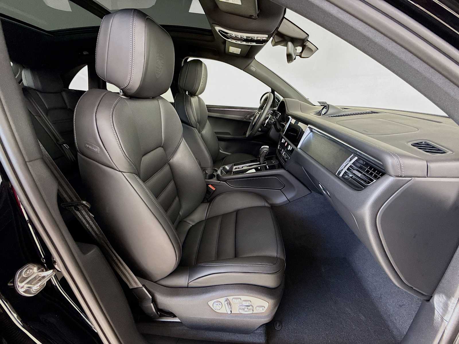 Thumbnail: 2026 Porsche Macan - 21