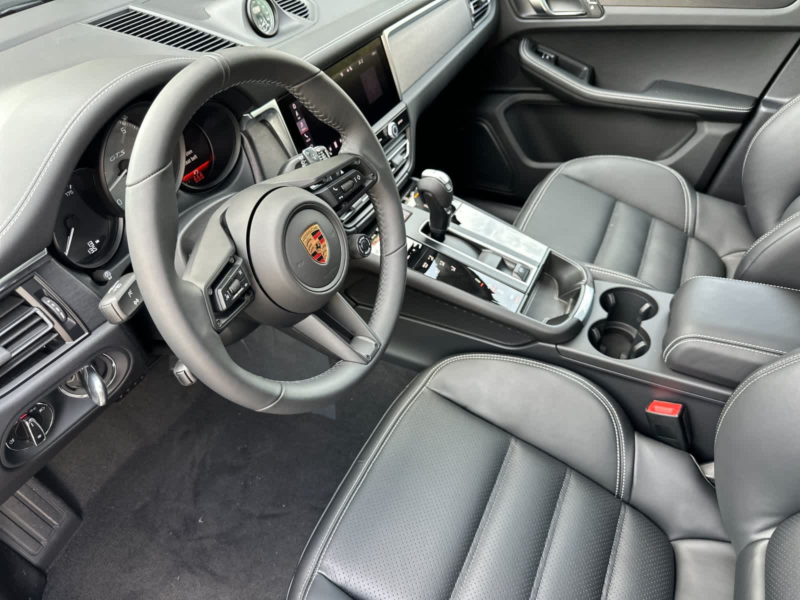 Thumbnail: 2026 Porsche Macan - 4