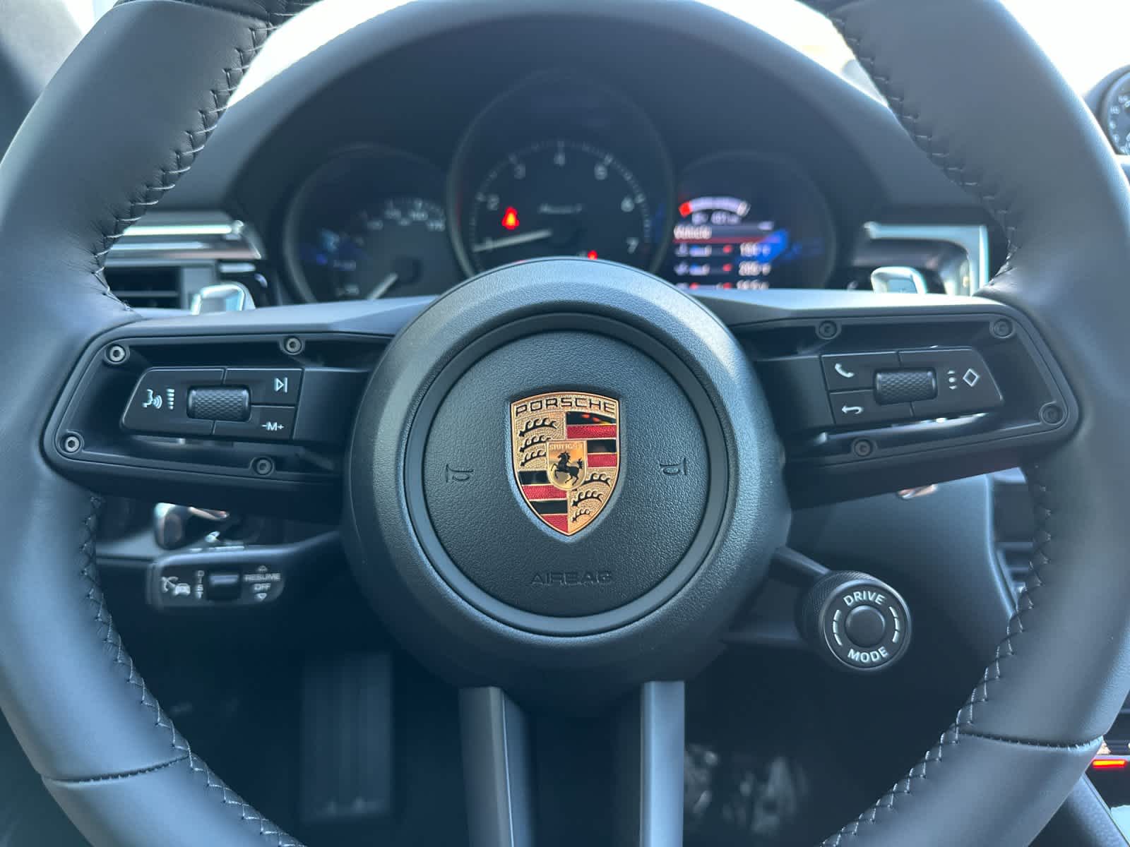 Thumbnail: 2026 Porsche Macan - 26