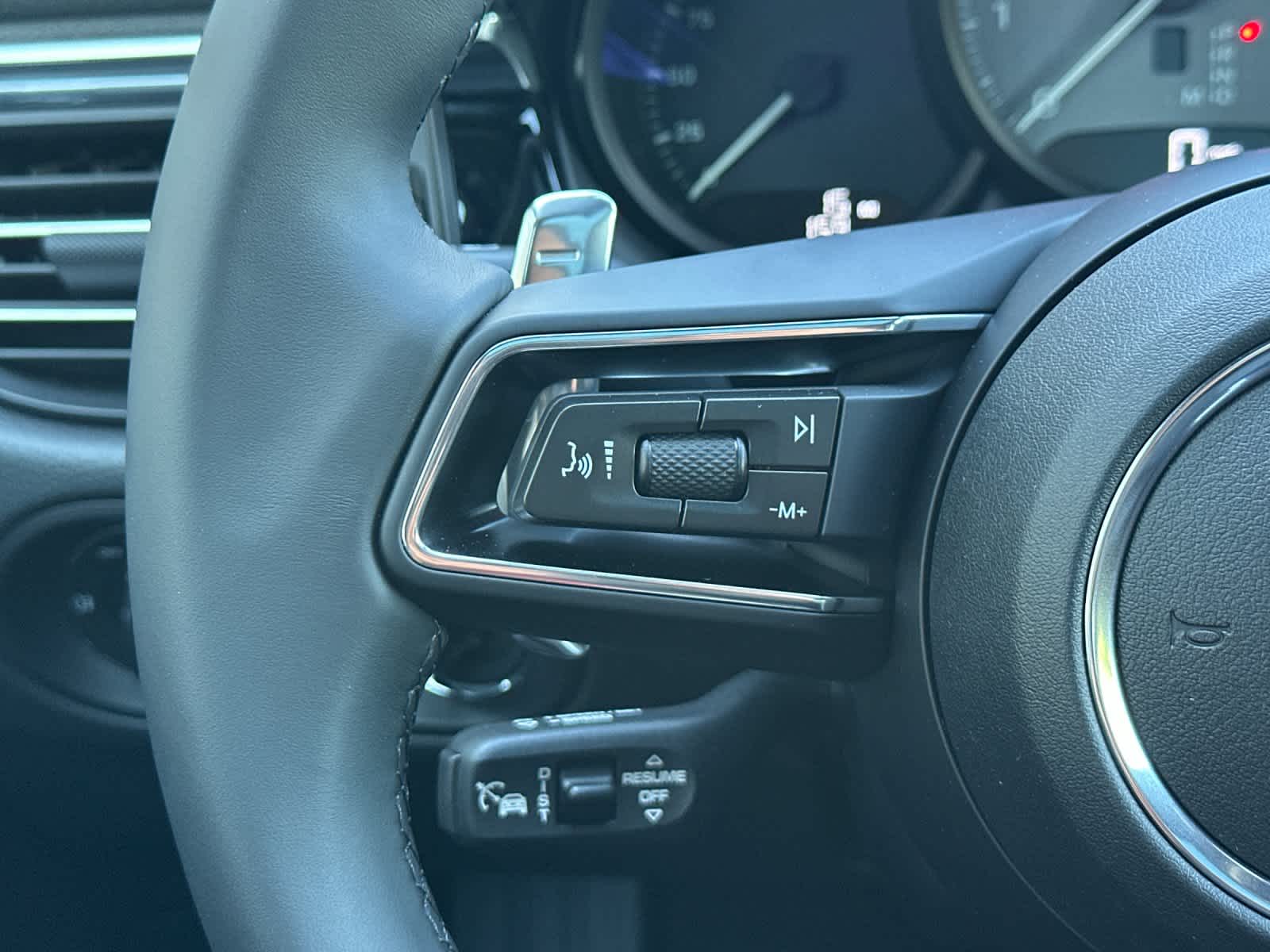 Thumbnail: 2026 Porsche Macan - 27