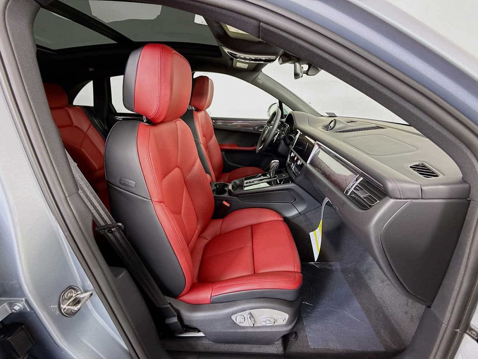 Thumbnail: 2025 Porsche Macan - 21