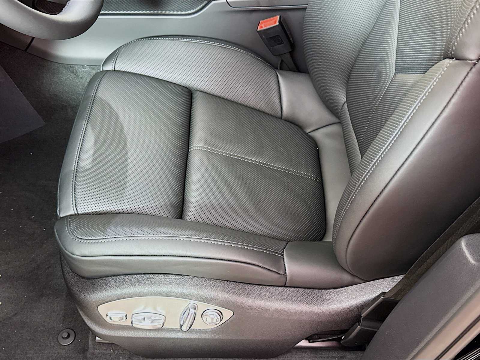 Thumbnail: 2026 Porsche Macan - 15