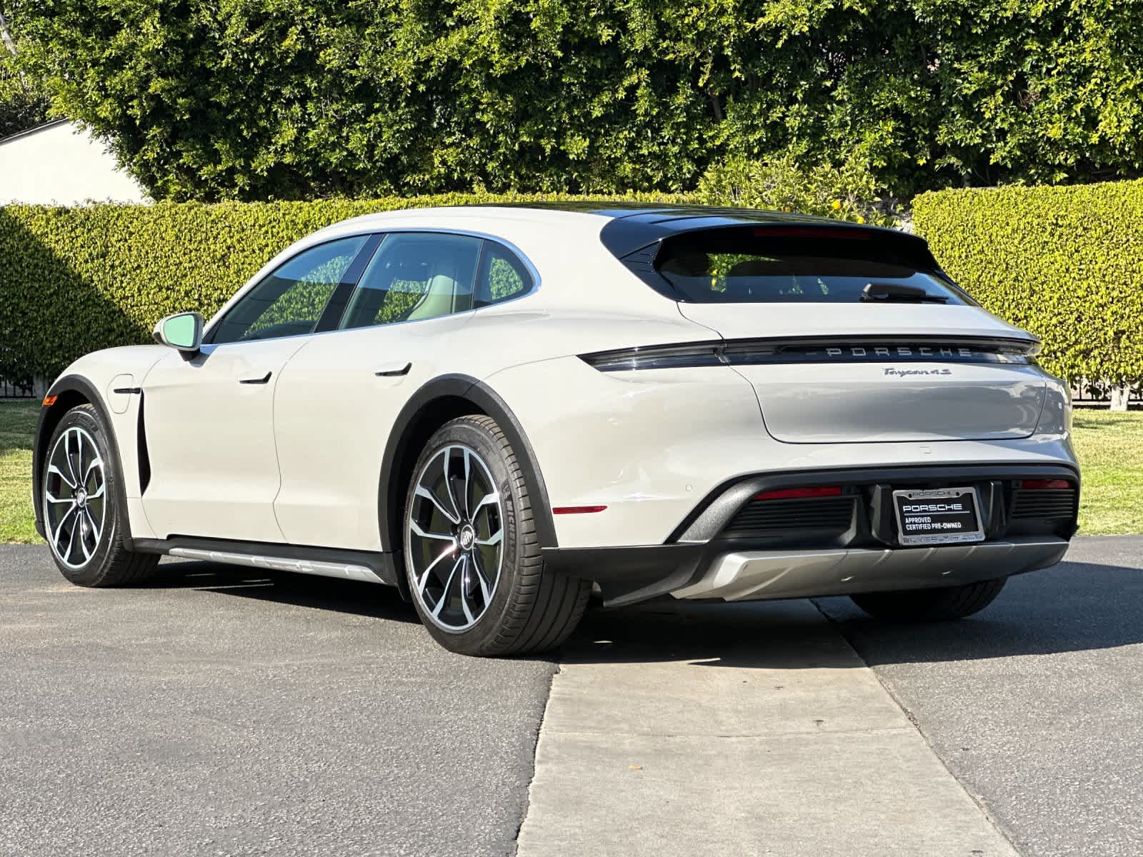 Thumbnail: 2022 Porsche Taycan - 3