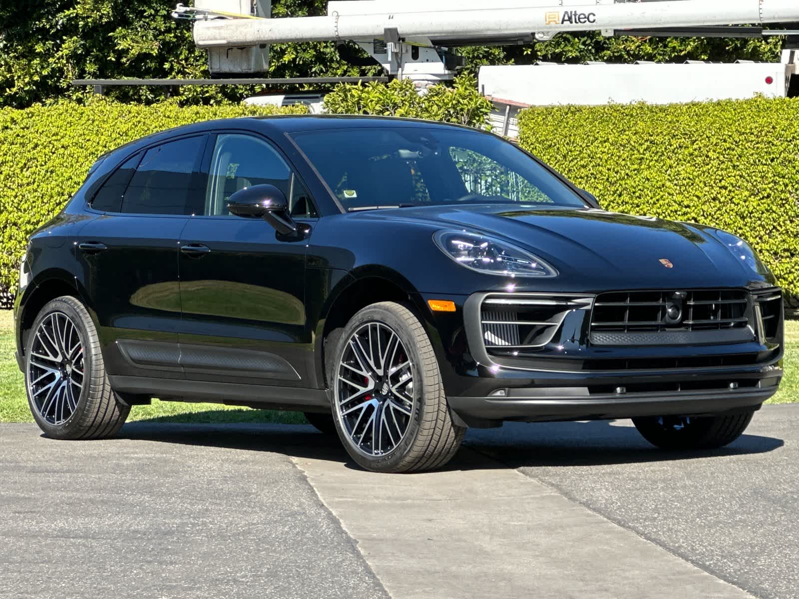 Thumbnail: 2026 Porsche Macan - 10