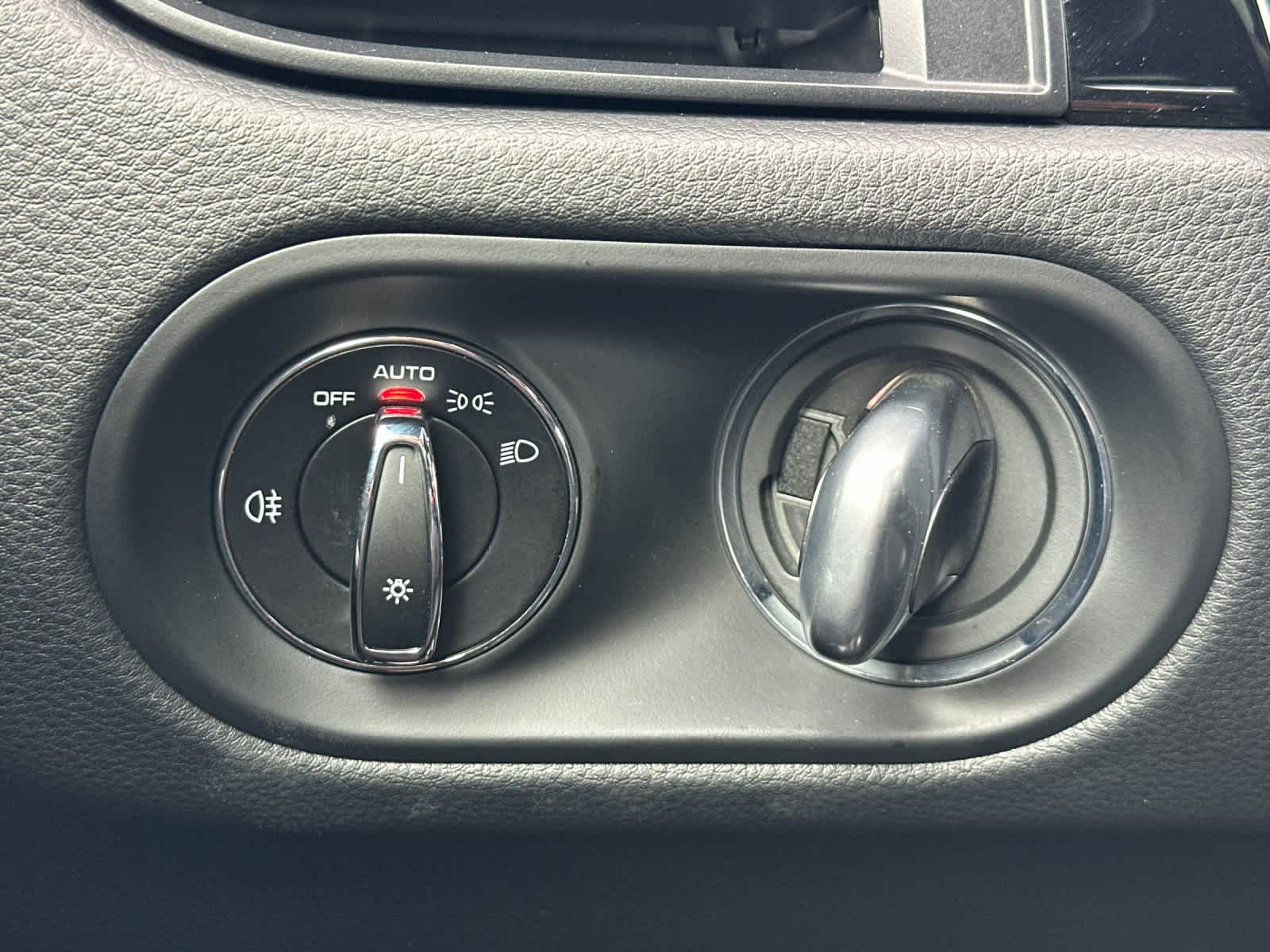 Thumbnail: 2023 Porsche Macan - 30