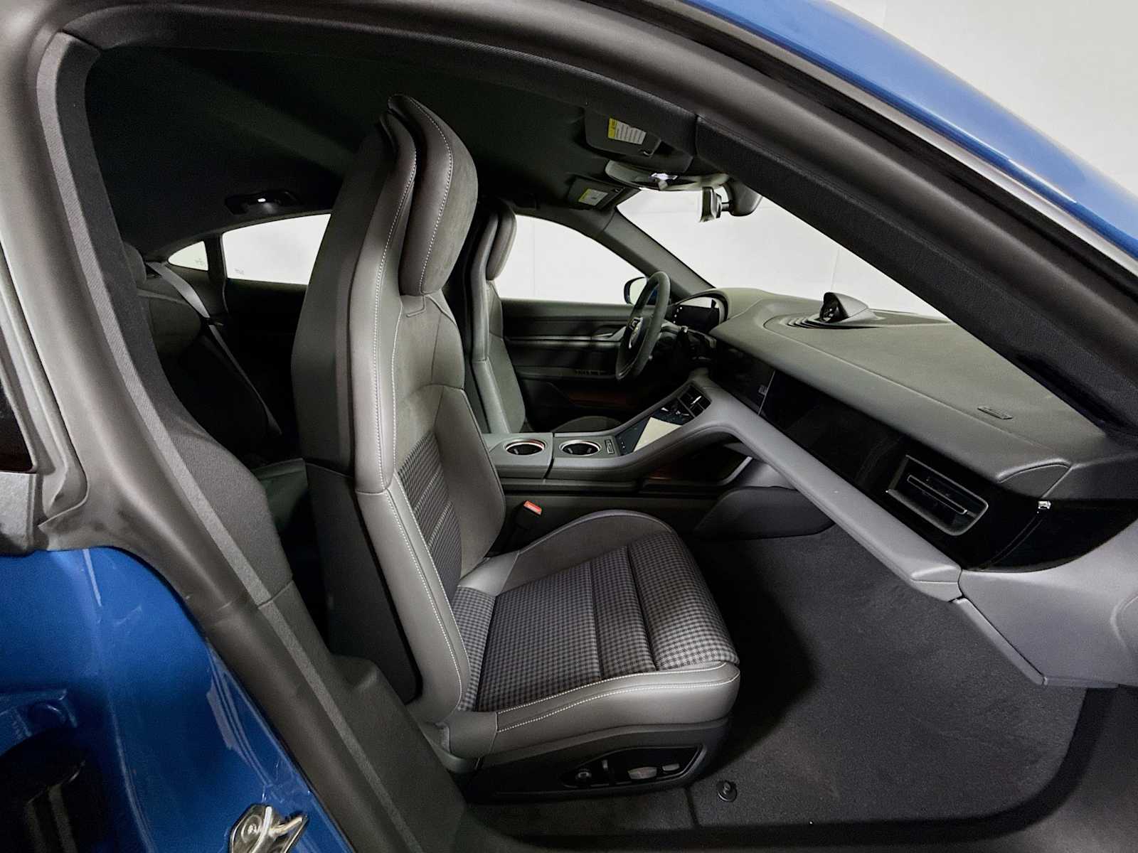 Thumbnail: 2025 Porsche Taycan - 21