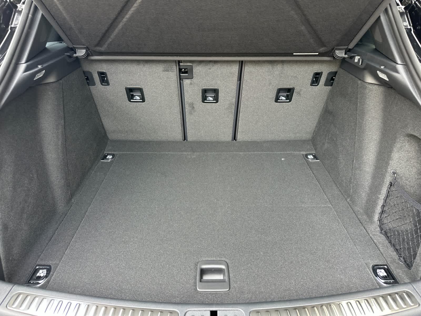 Thumbnail: 2026 Porsche Macan - 16