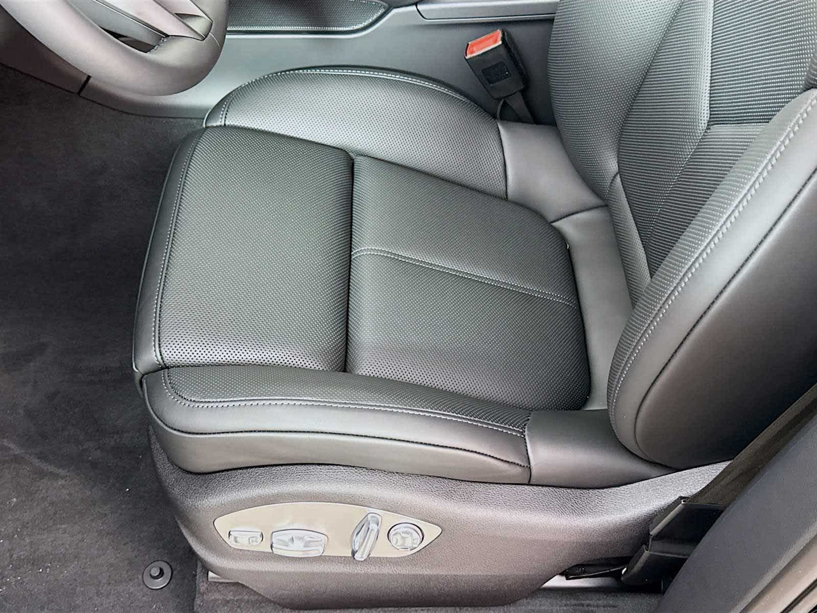 Thumbnail: 2026 Porsche Macan - 15