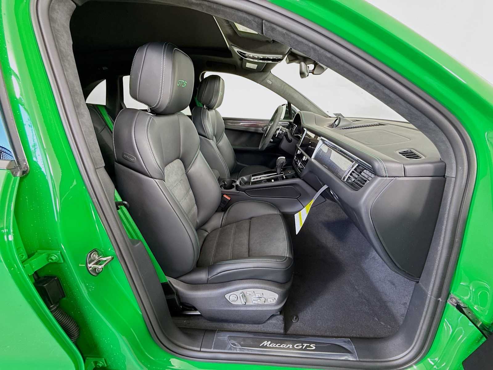 Thumbnail: 2025 Porsche Macan - 21