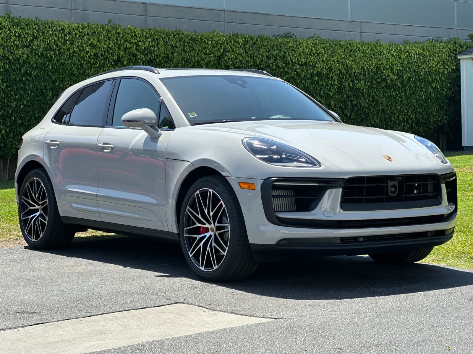 Thumbnail: 2026 Porsche Macan - 10