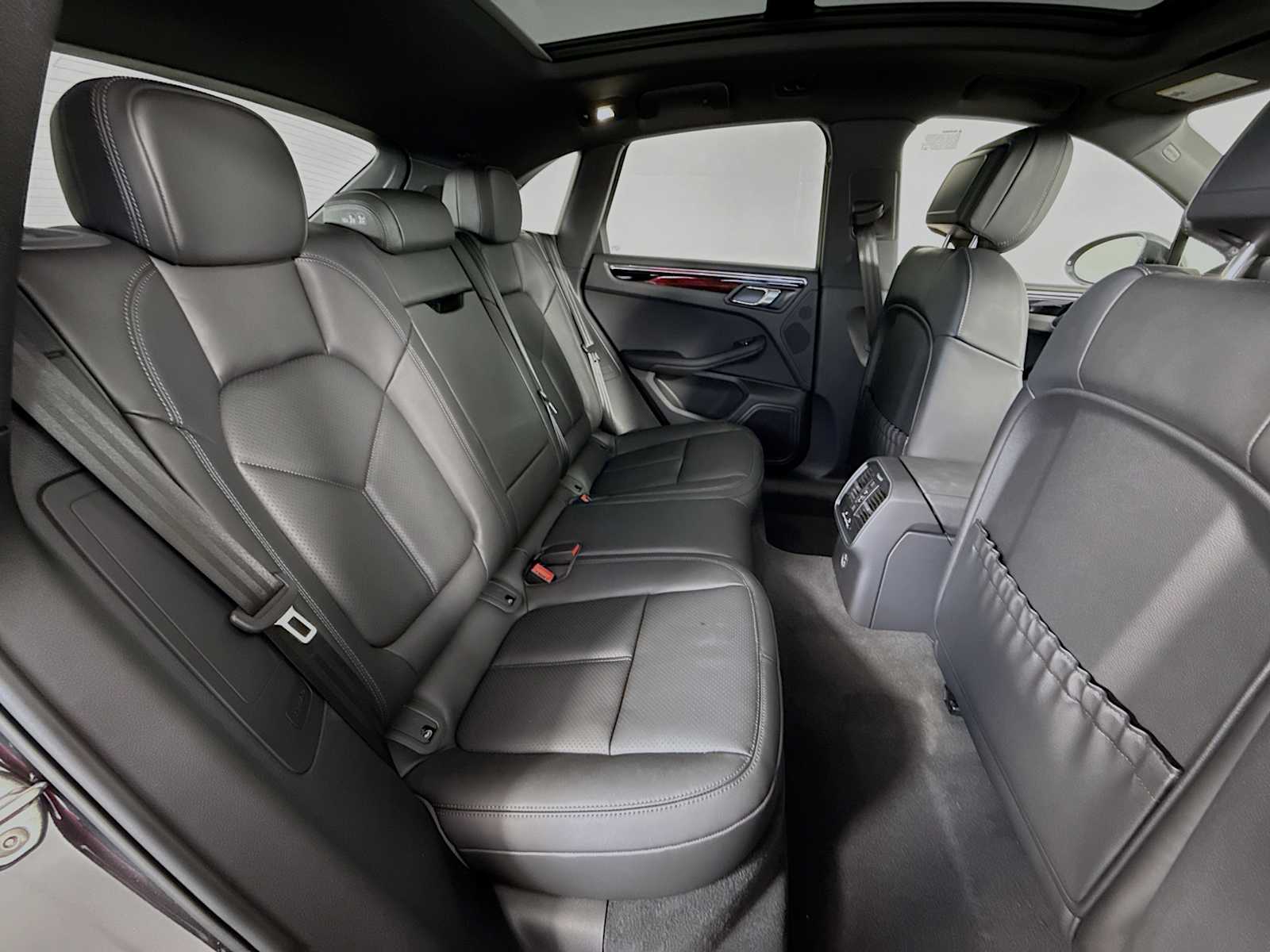 Thumbnail: 2026 Porsche Macan - 20