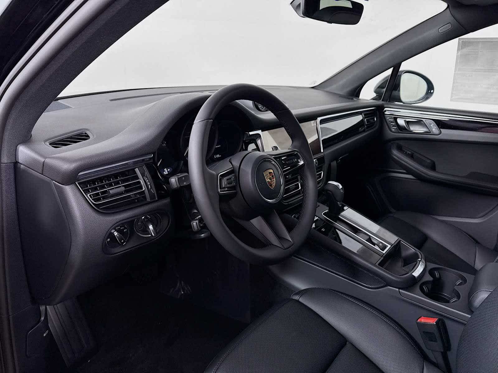 Thumbnail: 2026 Porsche Macan - 4