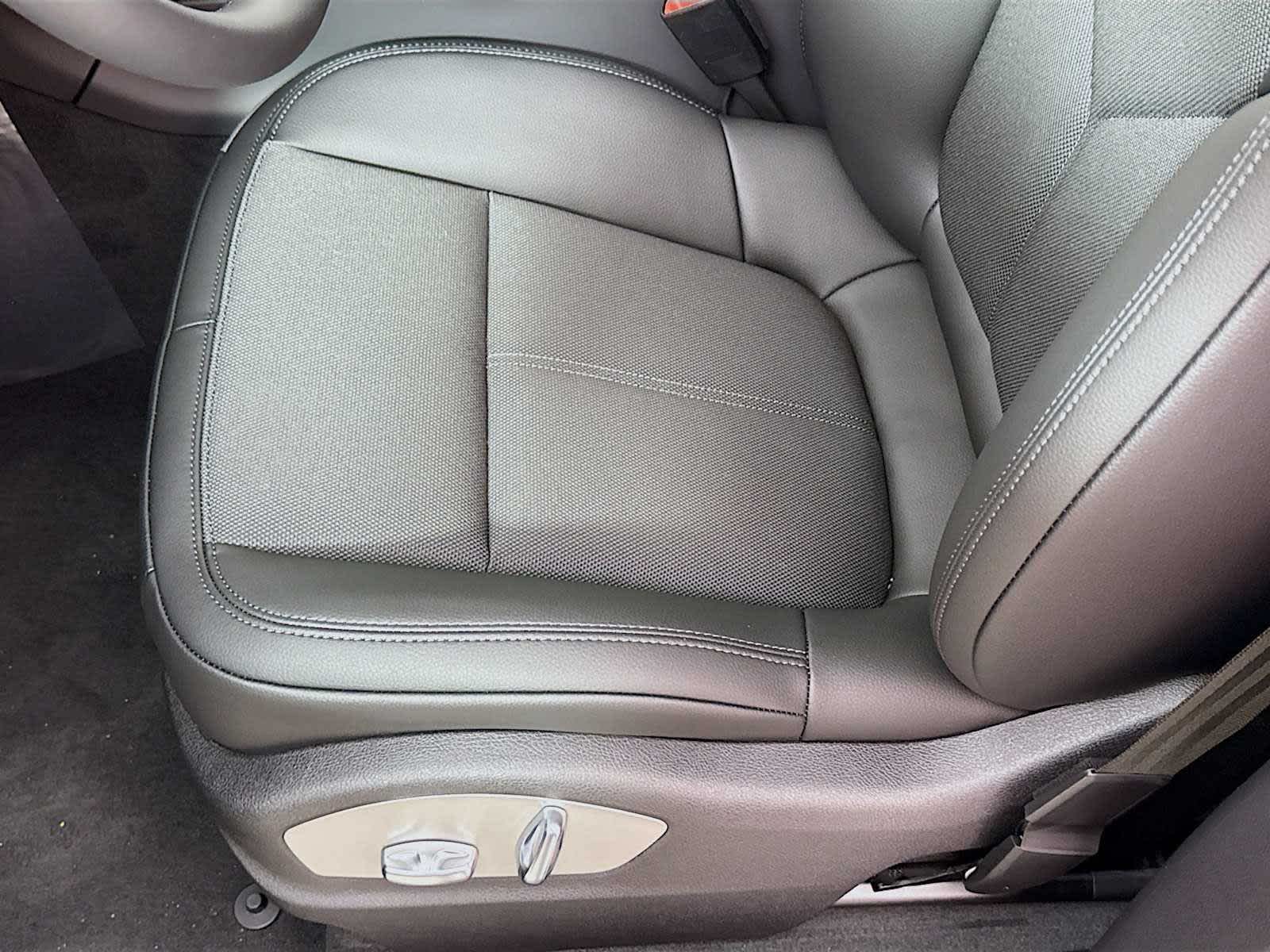 Thumbnail: 2026 Porsche Macan - 15