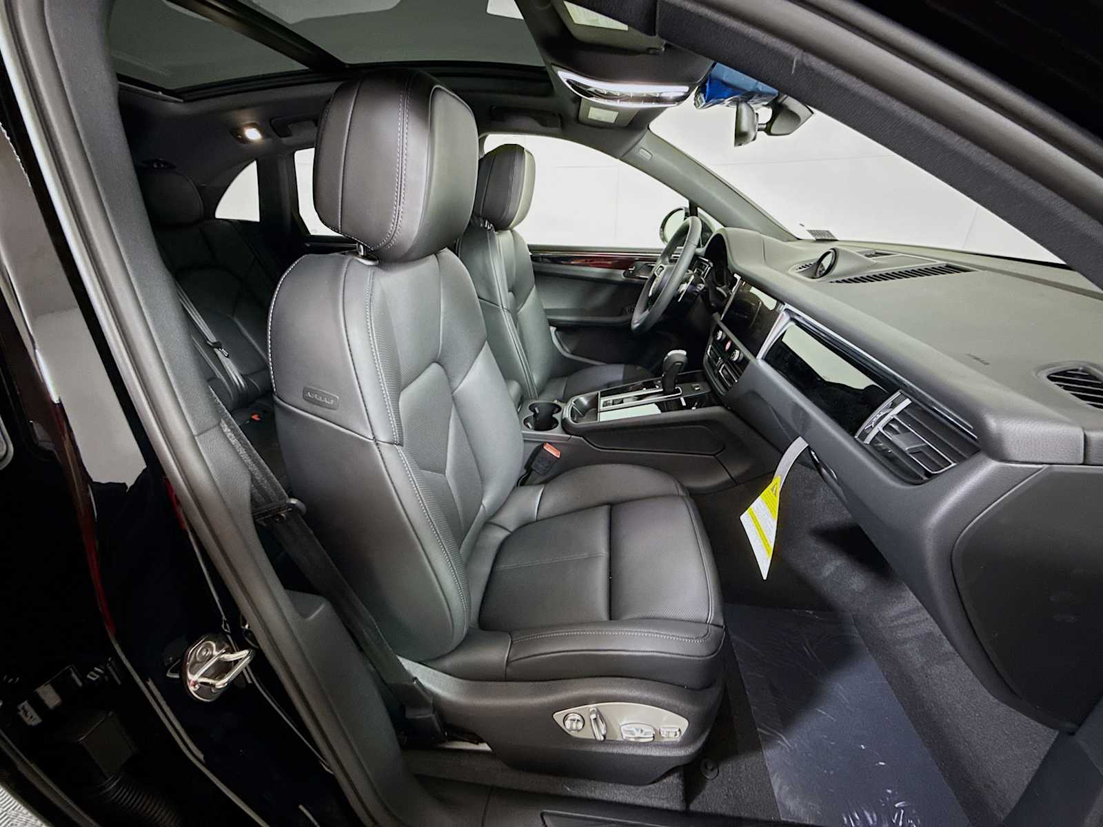 Thumbnail: 2025 Porsche Macan - 21