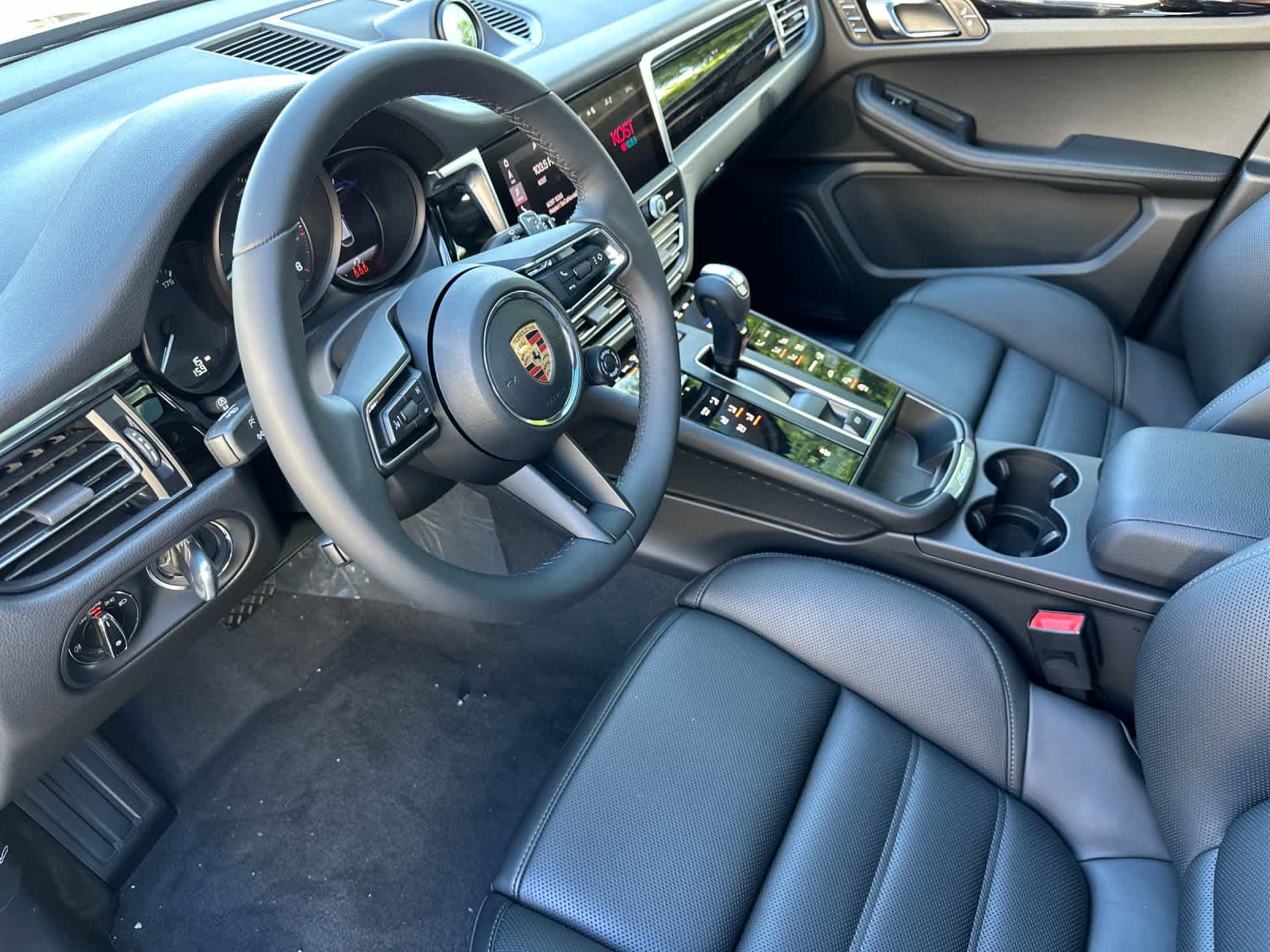 Thumbnail: 2026 Porsche Macan - 4