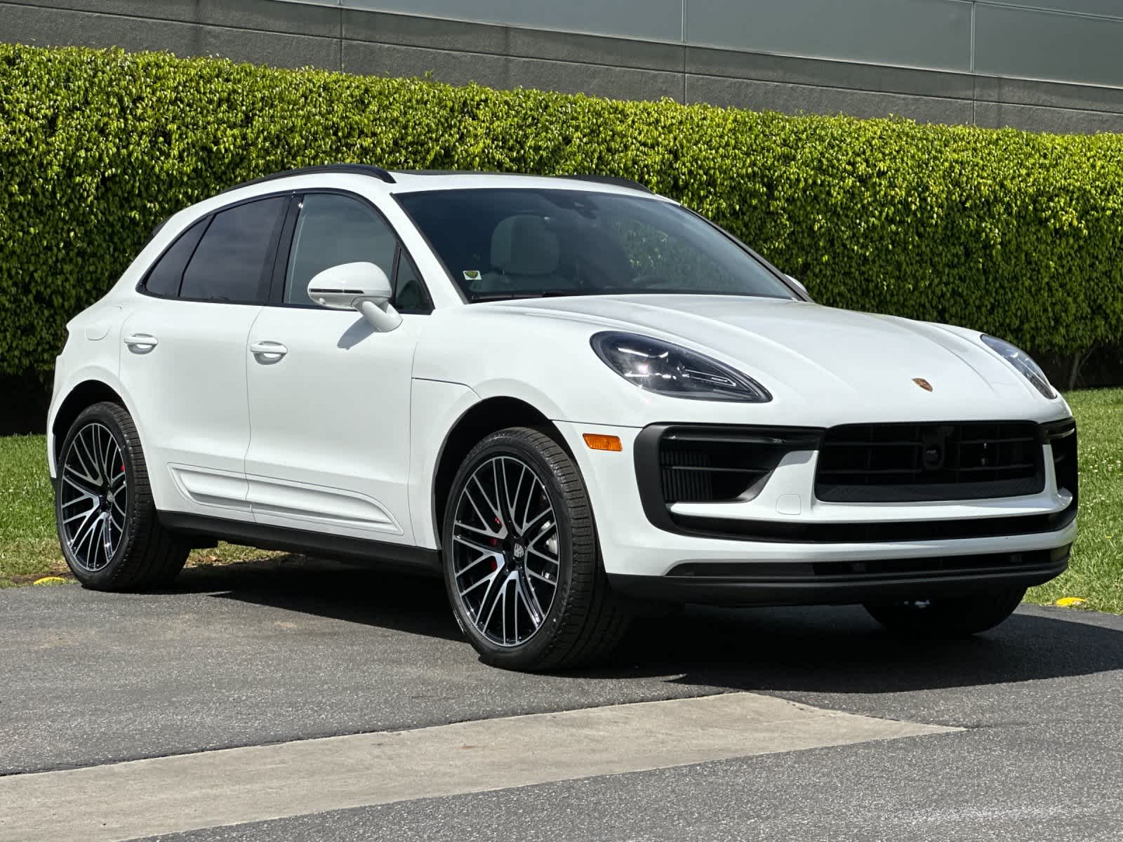 Thumbnail: 2026 Porsche Macan - 10