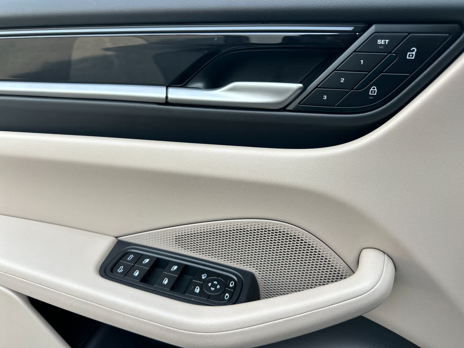 Thumbnail: 2025 Porsche Macan - 12