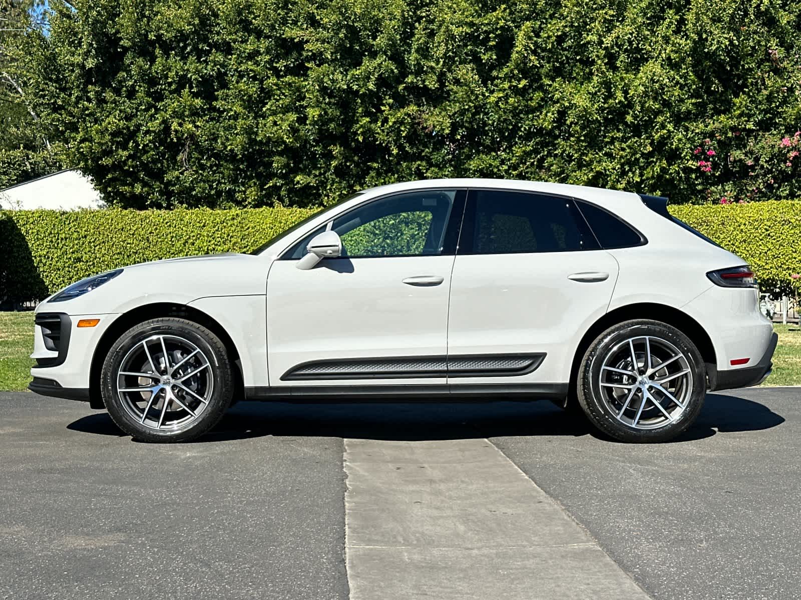 Thumbnail: 2026 Porsche Macan - 2