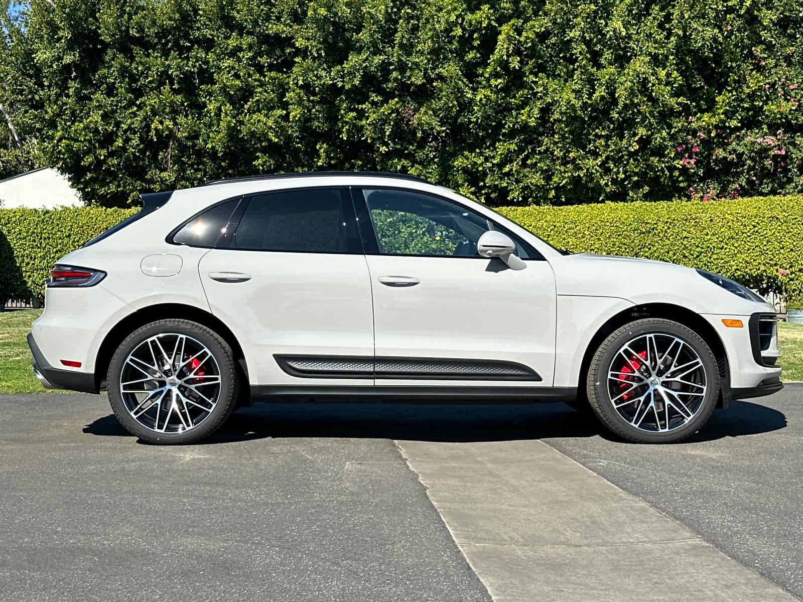 Thumbnail: 2026 Porsche Macan - 9