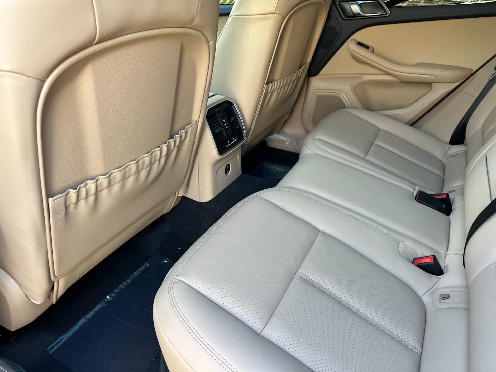 Thumbnail: 2026 Porsche Macan - 12