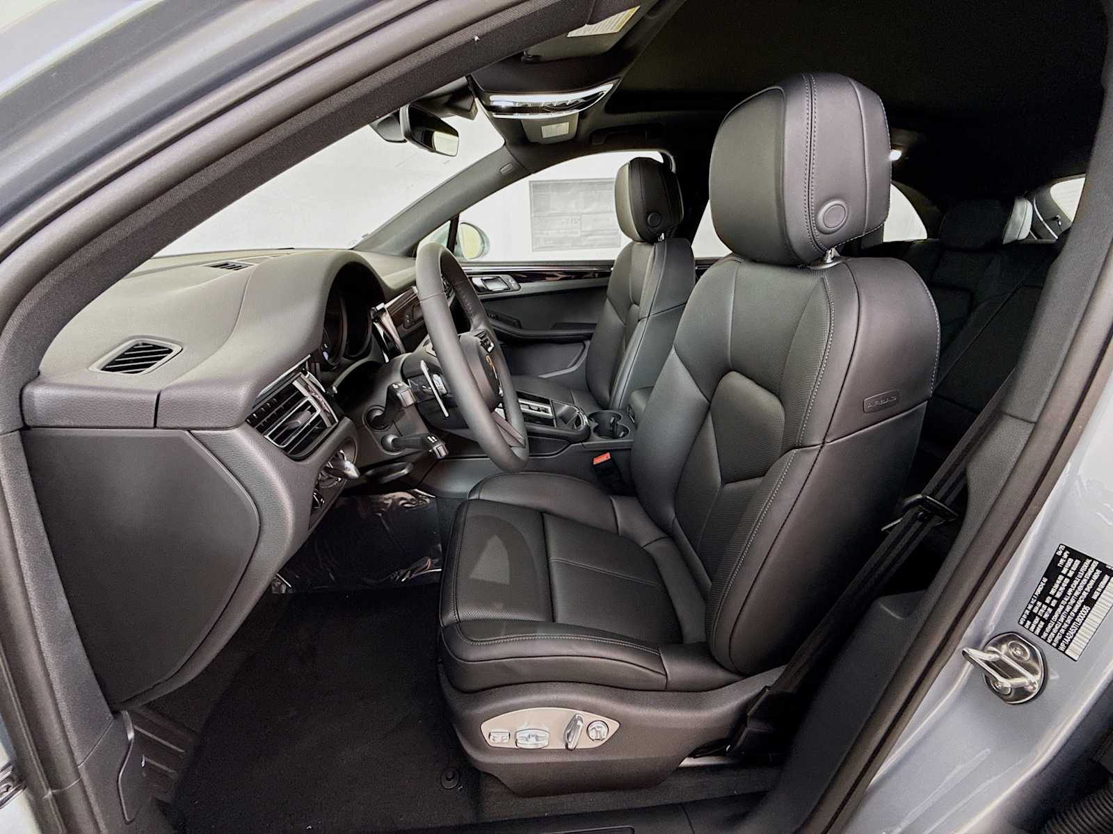 Thumbnail: 2026 Porsche Macan - 5