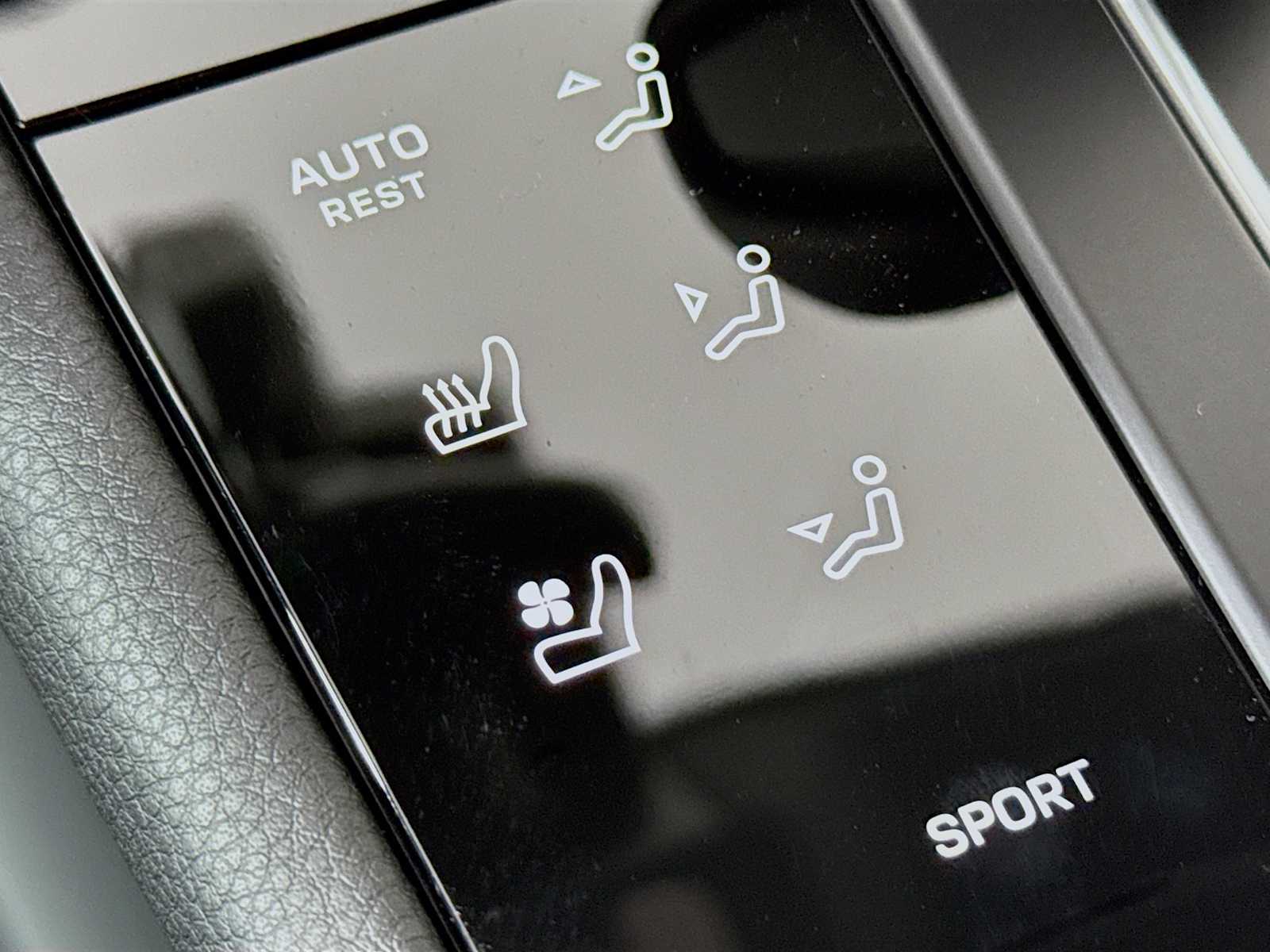 Thumbnail: 2026 Porsche Macan - 16