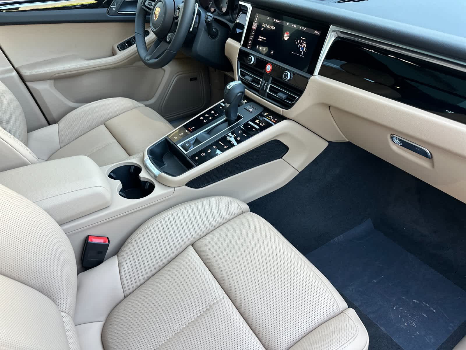 Thumbnail: 2026 Porsche Macan - 17