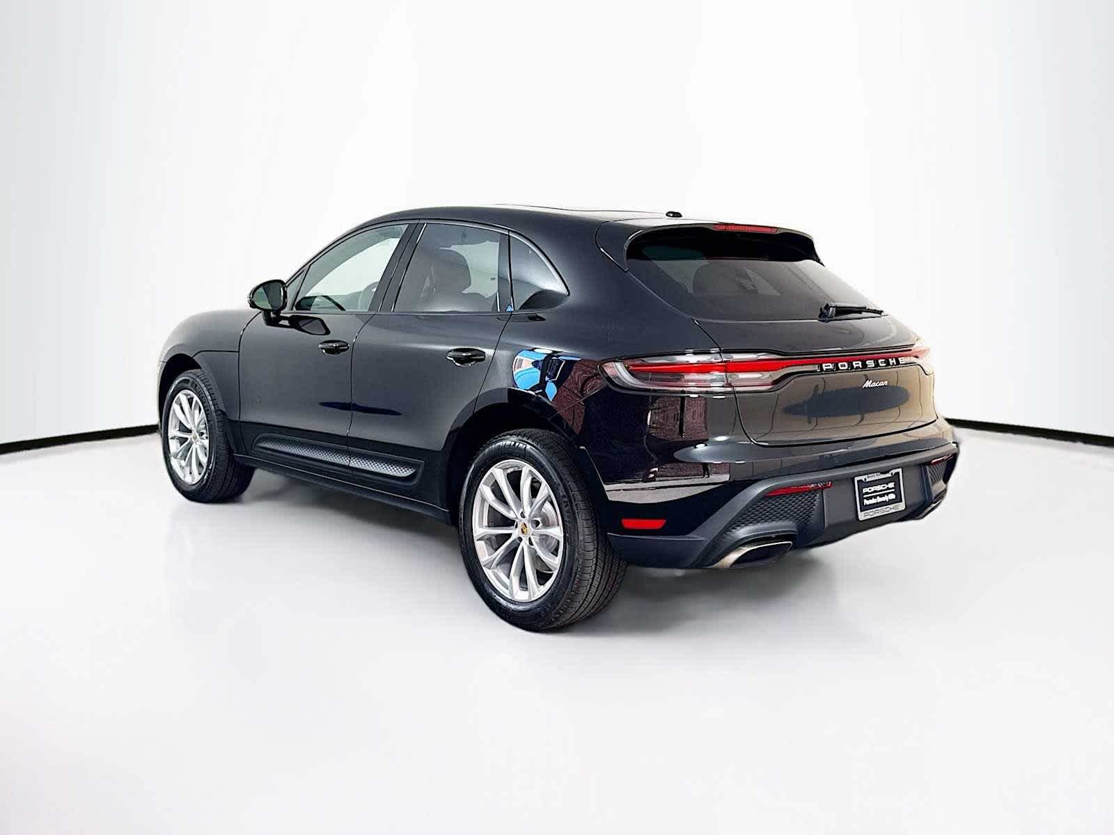 Thumbnail: 2026 Porsche Macan - 3