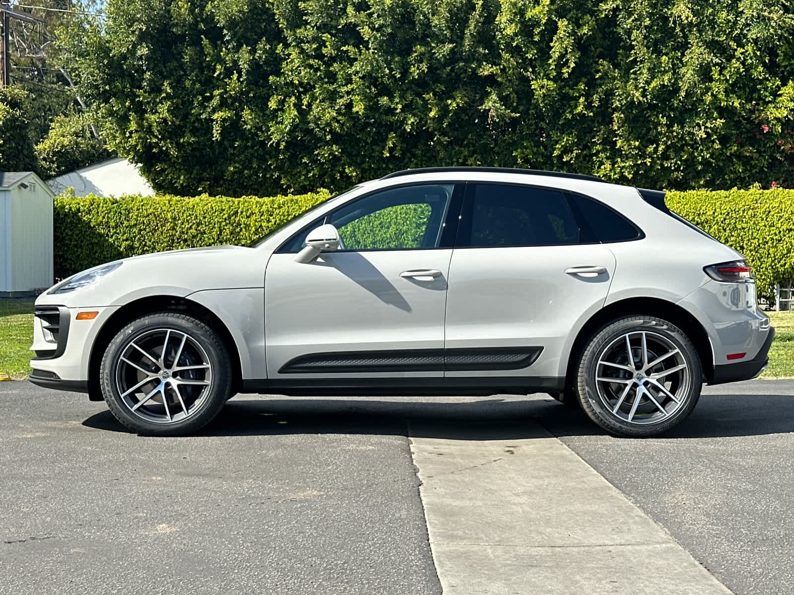 Thumbnail: 2026 Porsche Macan - 2