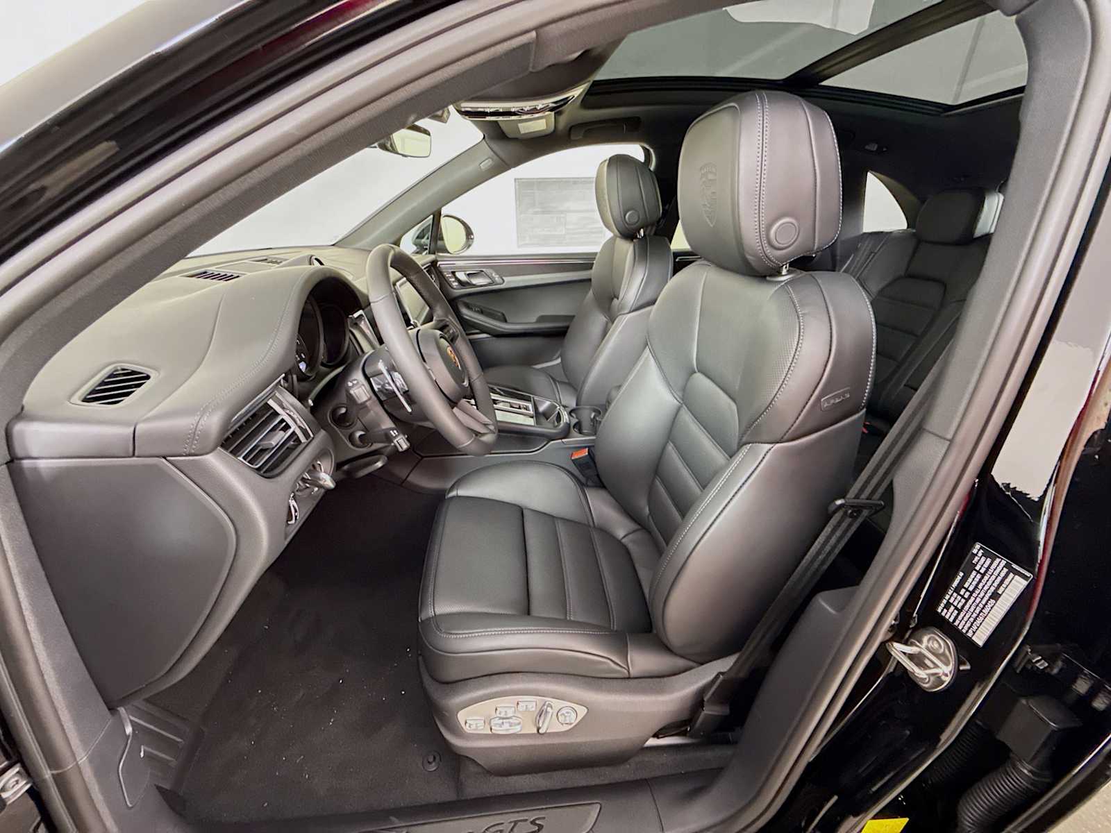 Thumbnail: 2026 Porsche Macan - 5