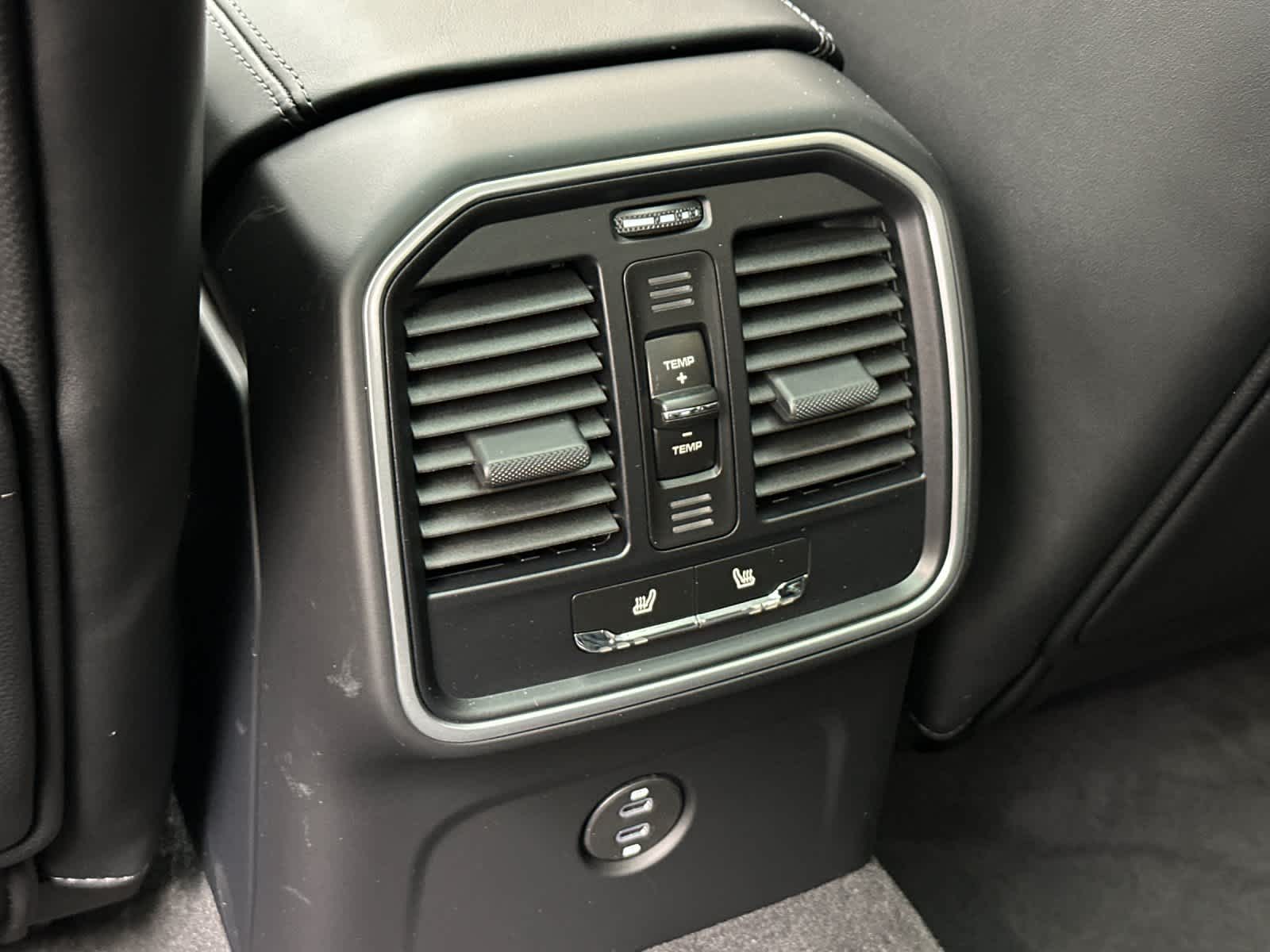 Thumbnail: 2026 Porsche Macan - 14