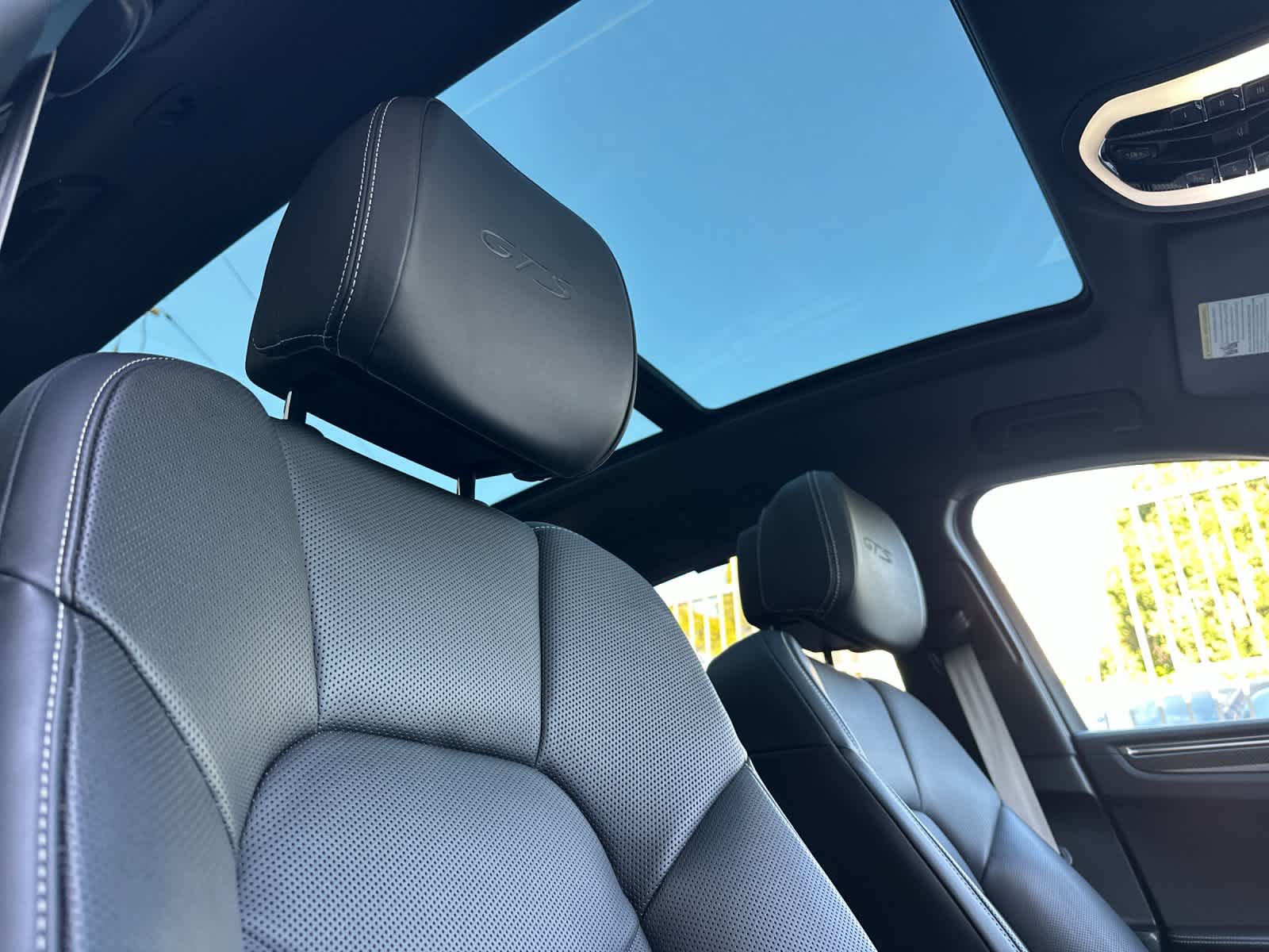 Thumbnail: 2025 Porsche Macan - 18