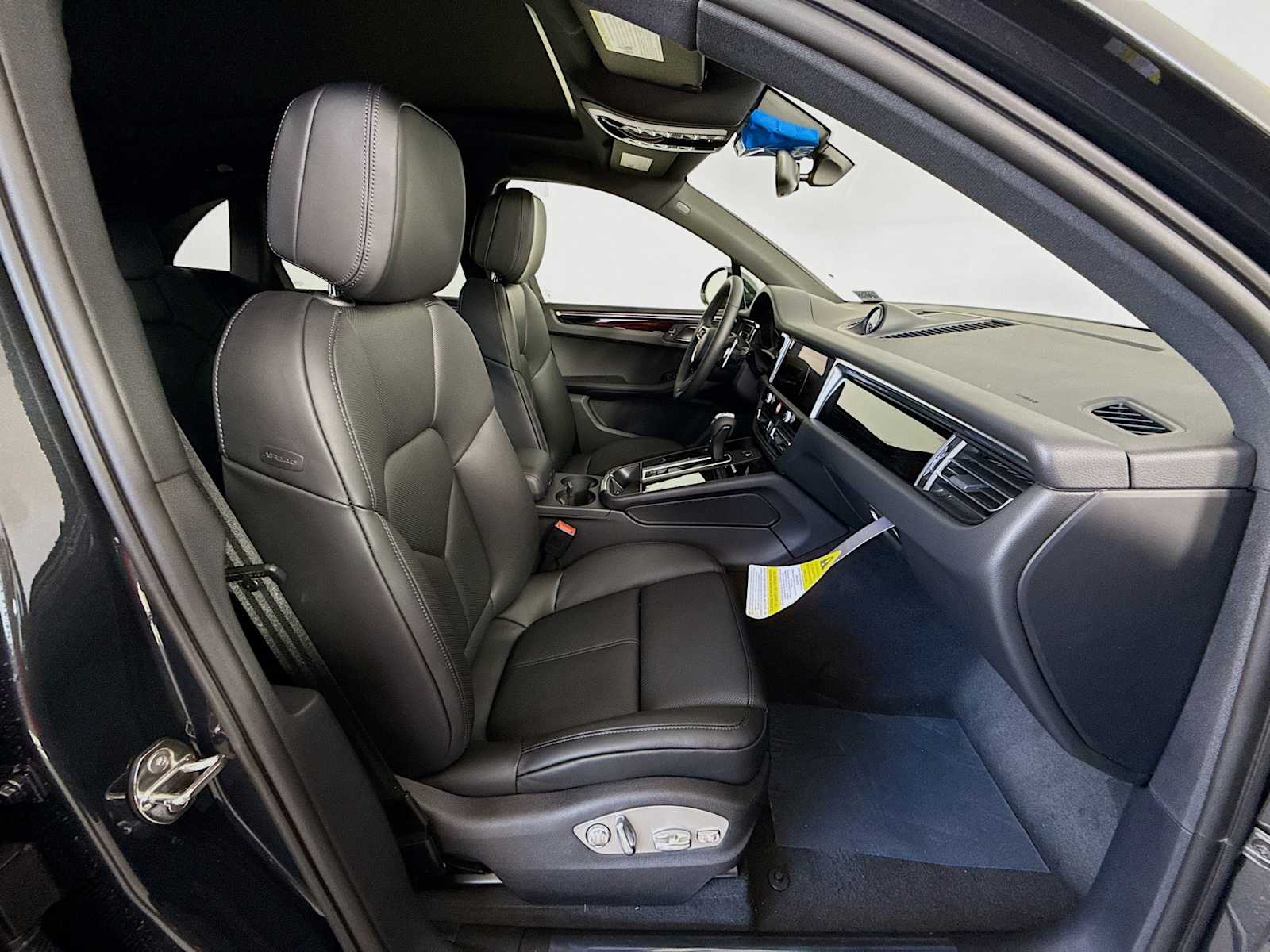 Thumbnail: 2026 Porsche Macan - 20