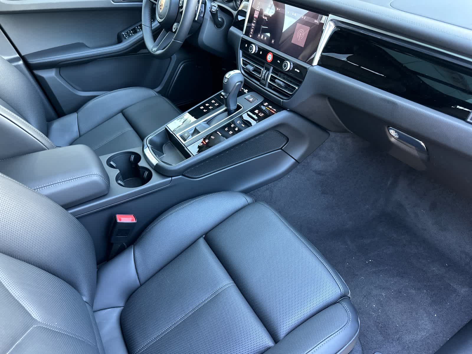 Thumbnail: 2026 Porsche Macan - 17