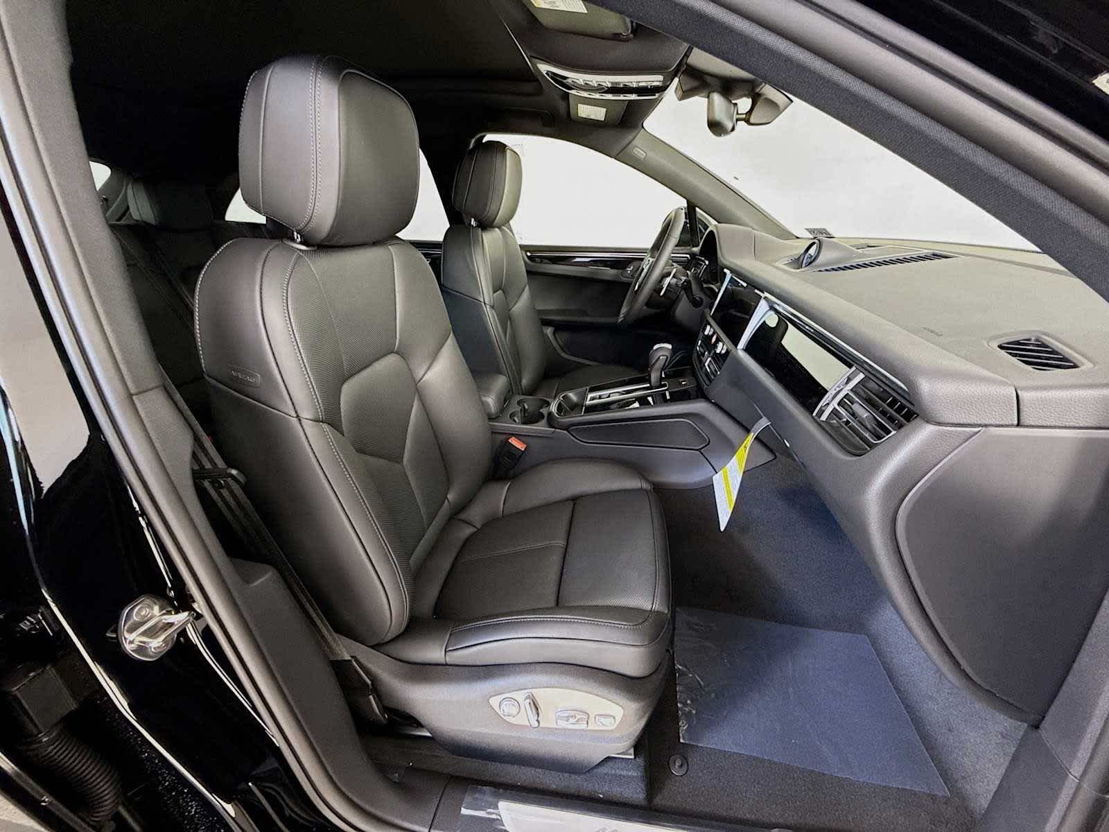 Thumbnail: 2026 Porsche Macan - 21