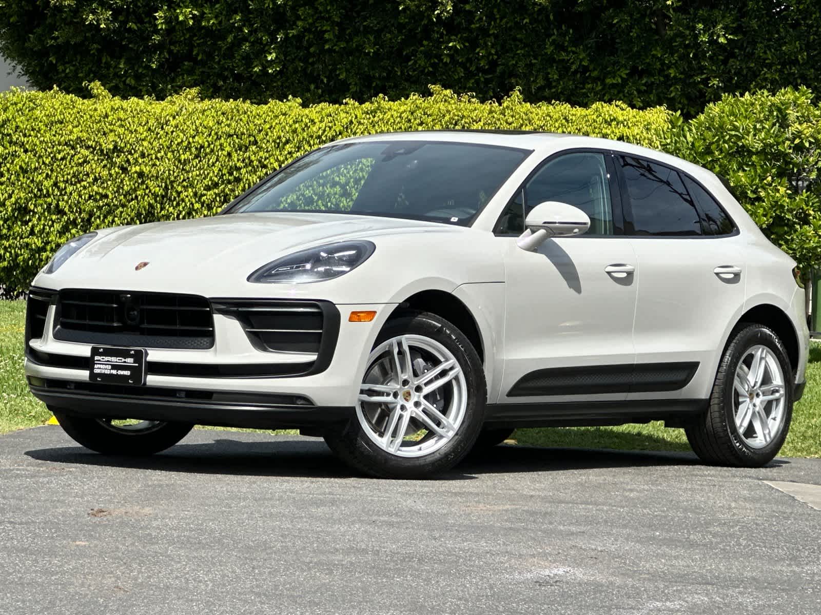 Thumbnail: 2025 Porsche Macan - 1
