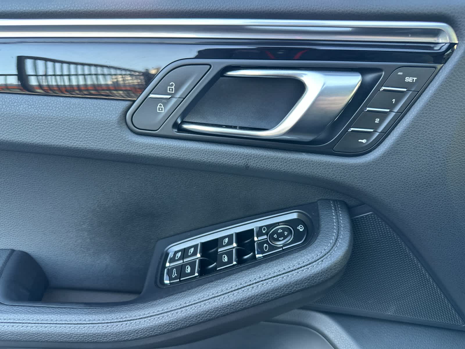 Thumbnail: 2025 Porsche Macan - 12