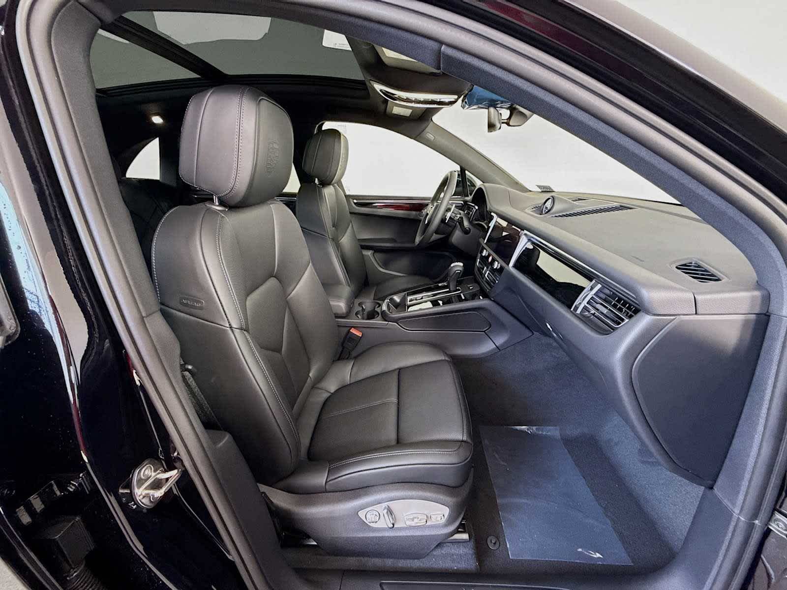 Thumbnail: 2026 Porsche Macan - 21