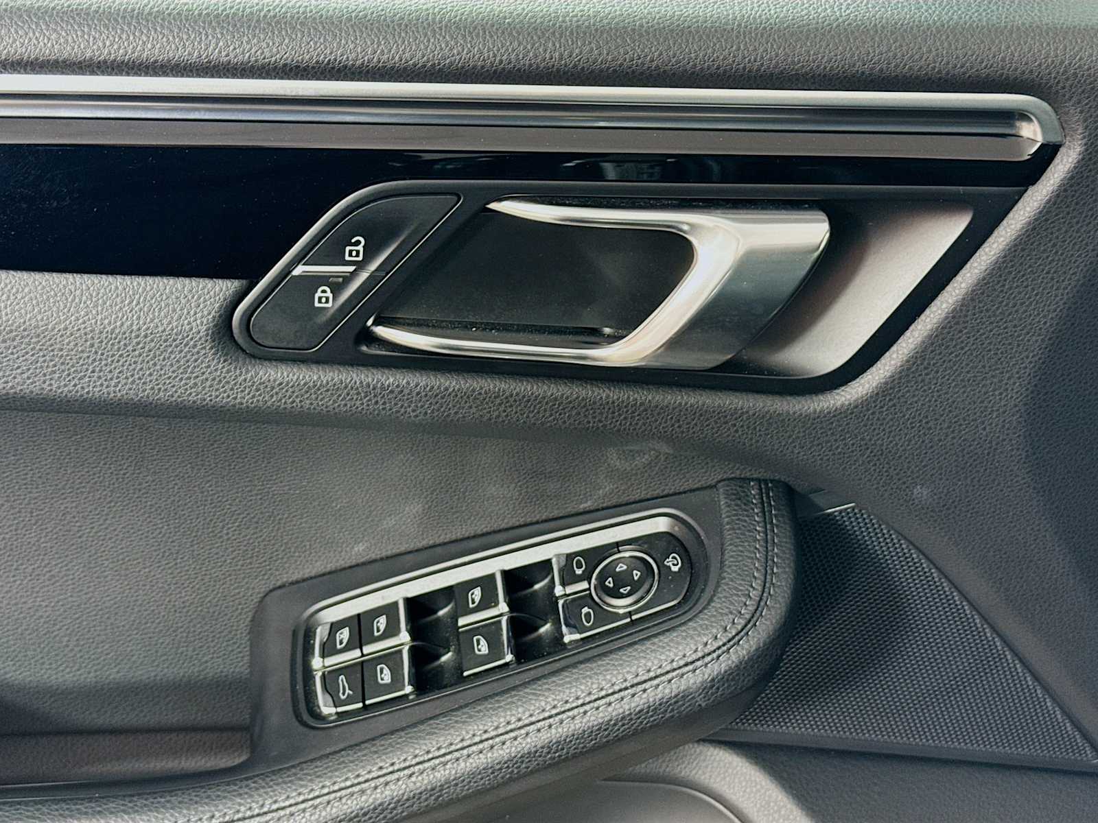 Thumbnail: 2023 Porsche Macan - 15