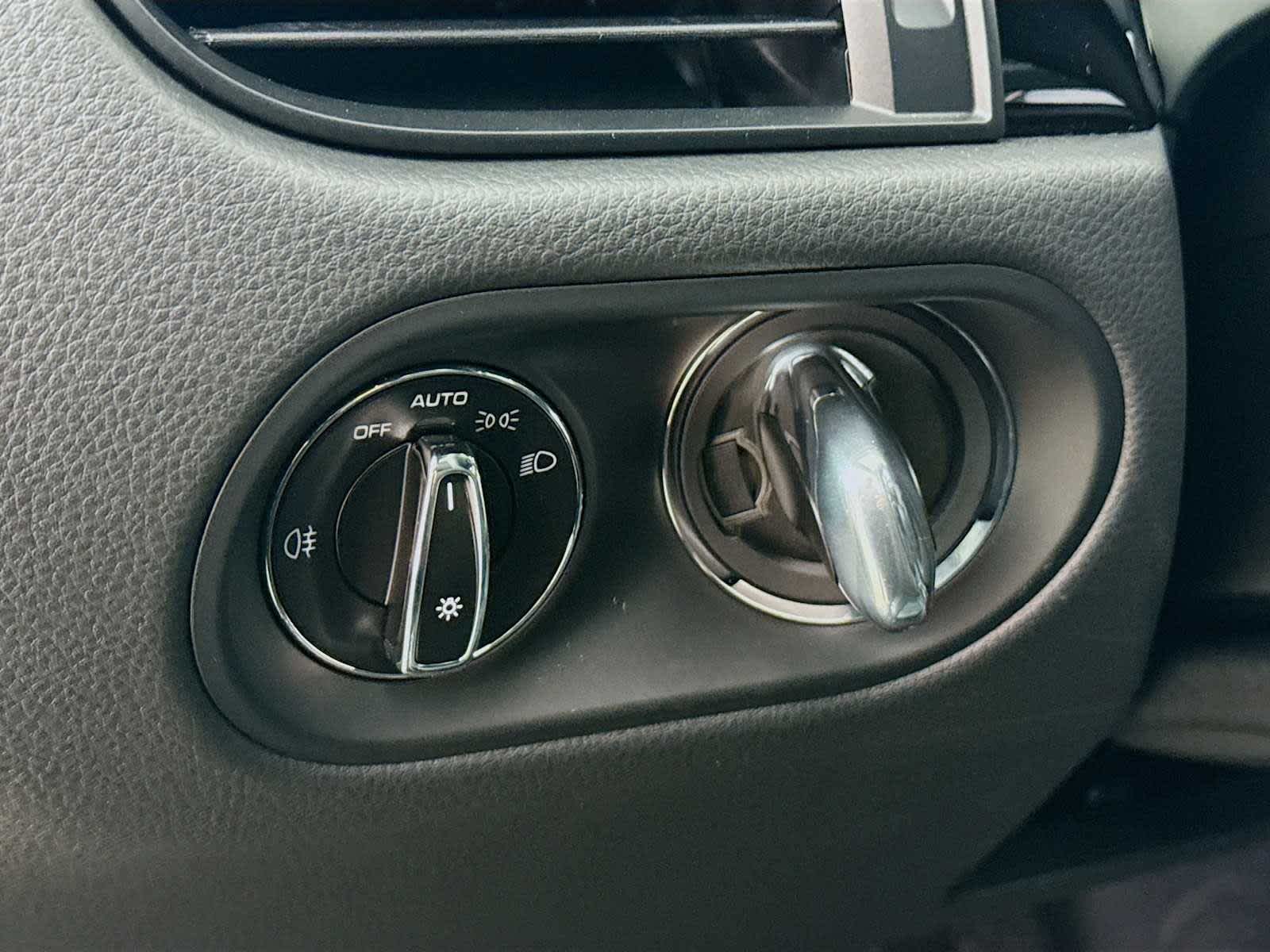 Thumbnail: 2026 Porsche Macan - 11