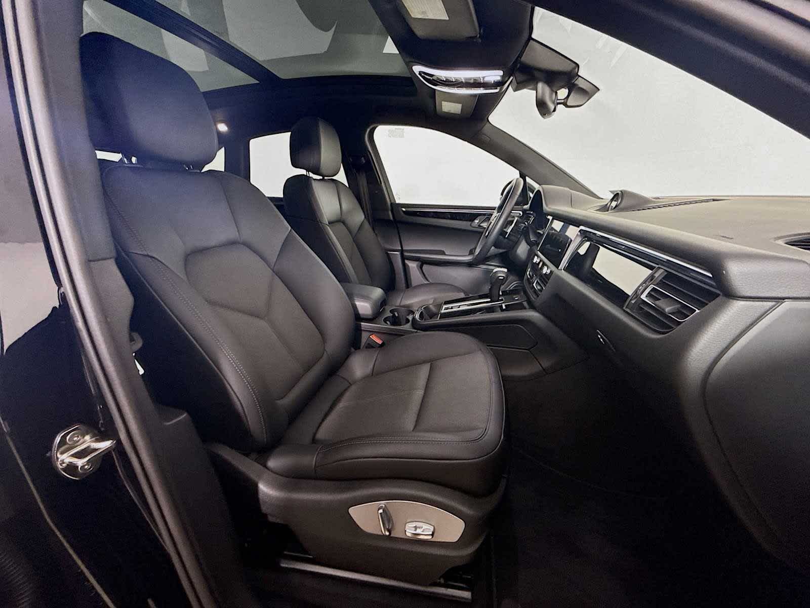 Thumbnail: 2025 Porsche Macan - 22