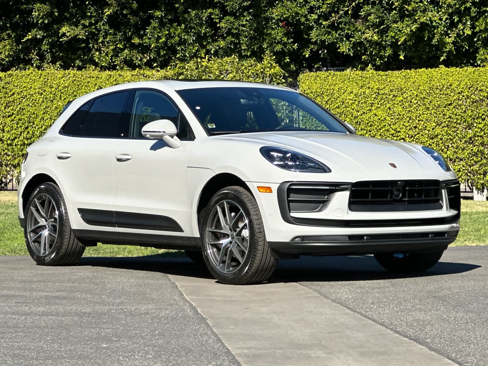 Thumbnail: 2026 Porsche Macan - 10