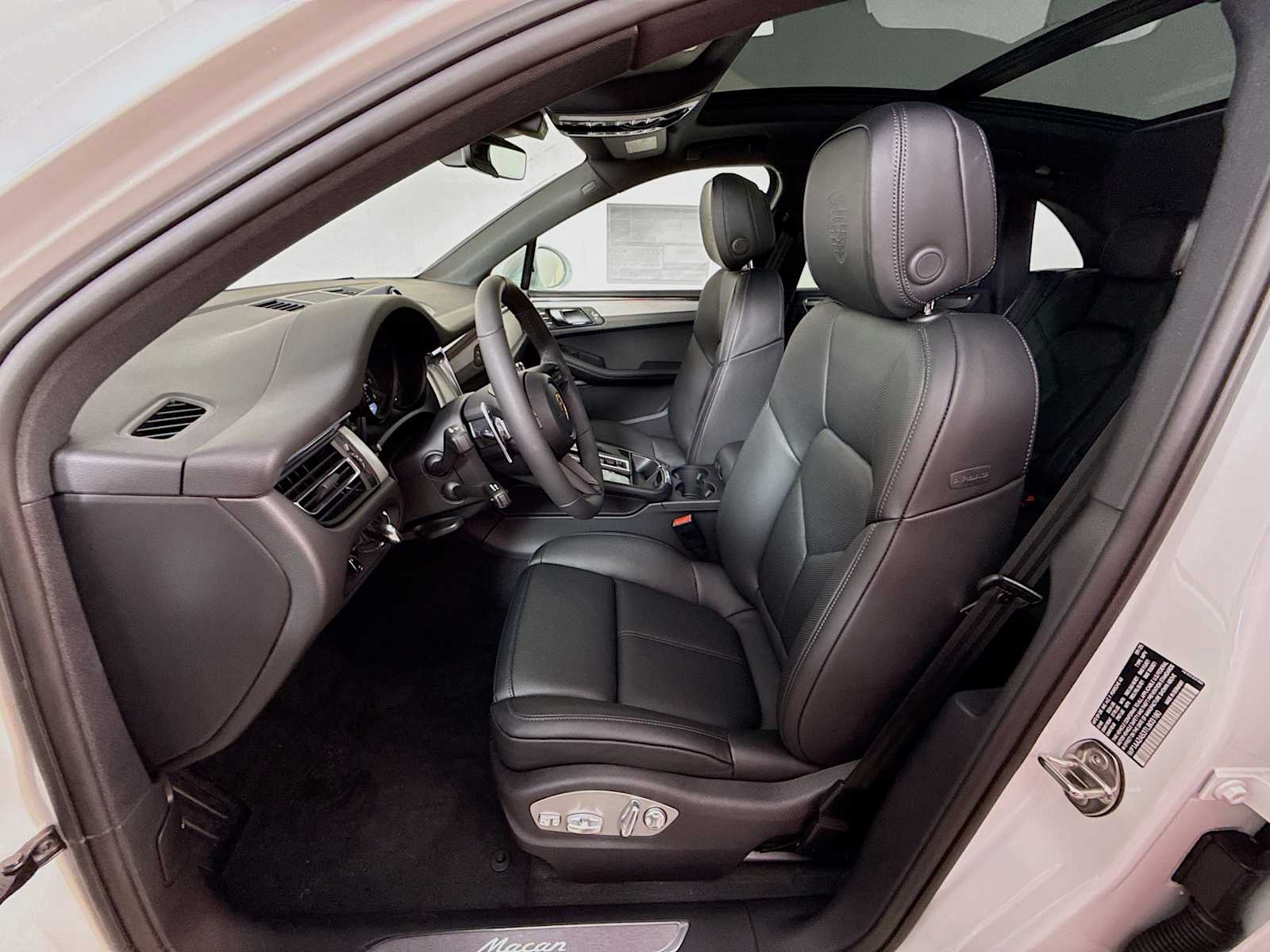 Thumbnail: 2026 Porsche Macan - 5