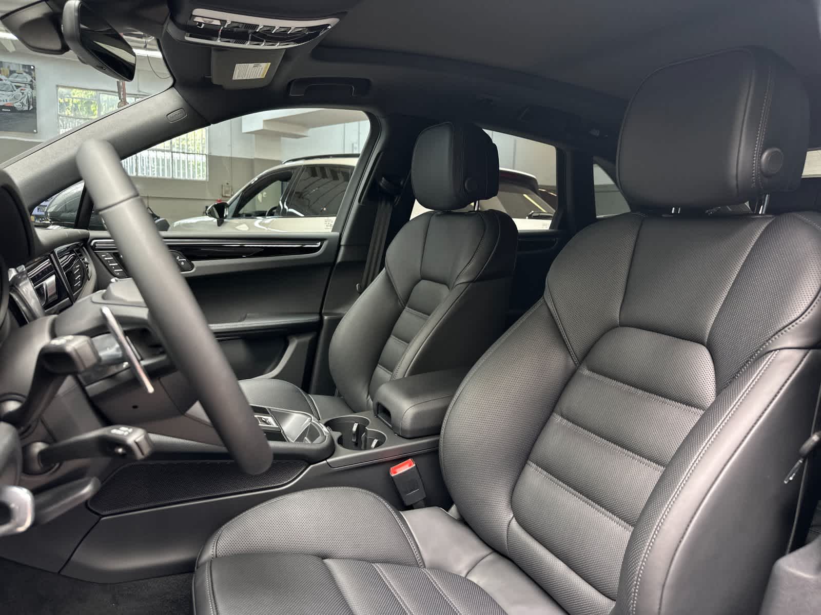 Thumbnail: 2026 Porsche Macan - 5