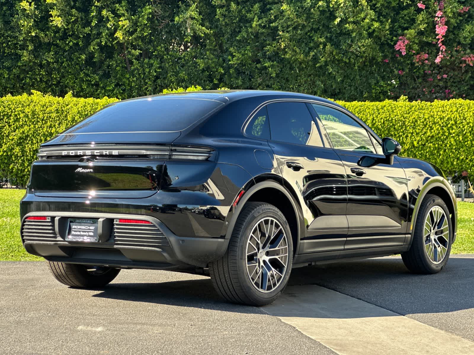 Thumbnail: 2026 Porsche Macan - 8