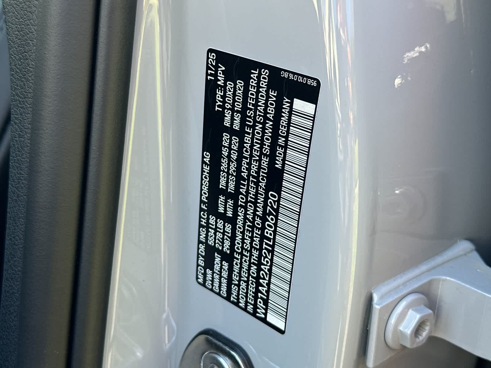 Thumbnail: 2026 Porsche Macan - 33