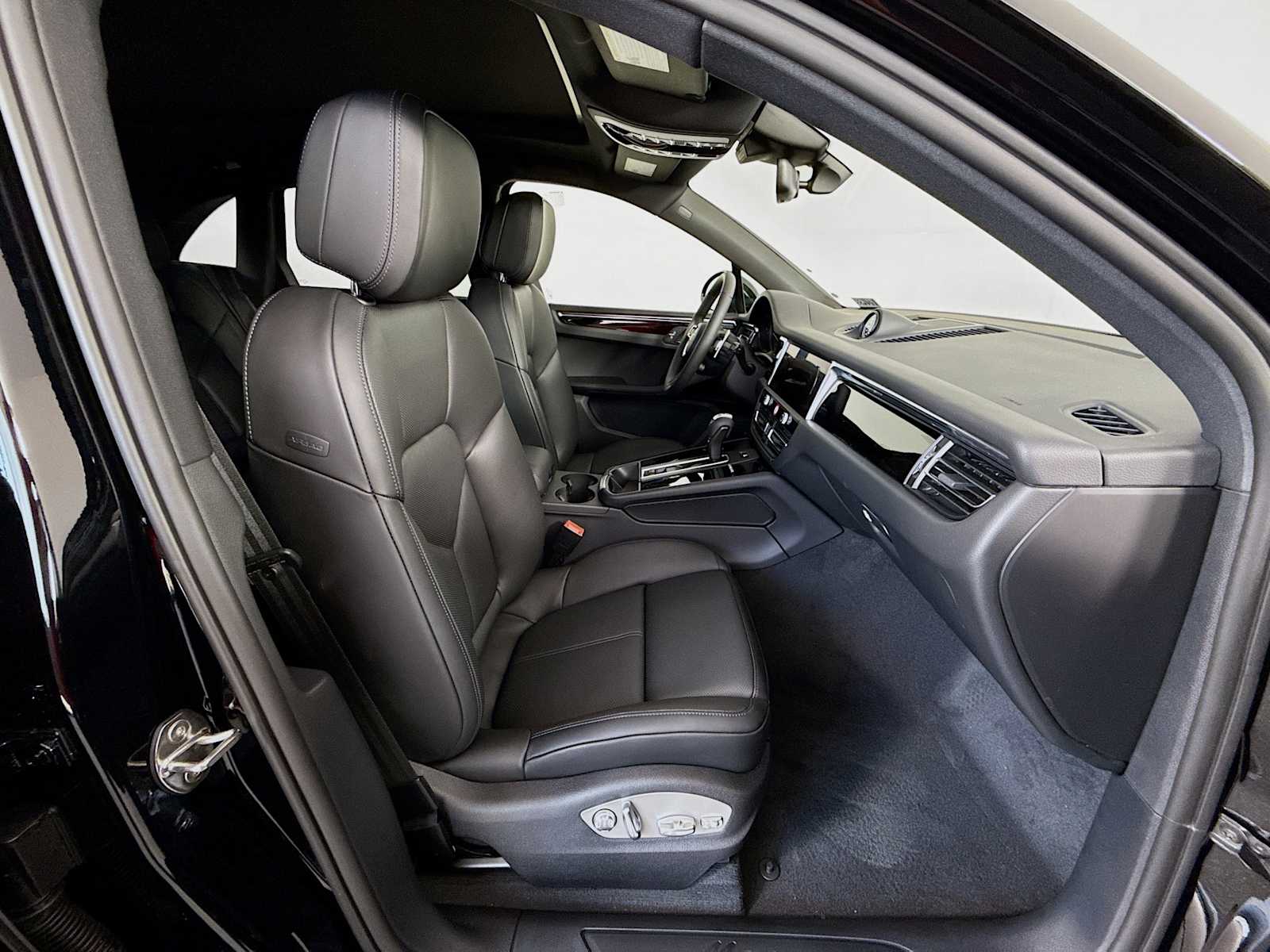 Thumbnail: 2025 Porsche Macan - 21